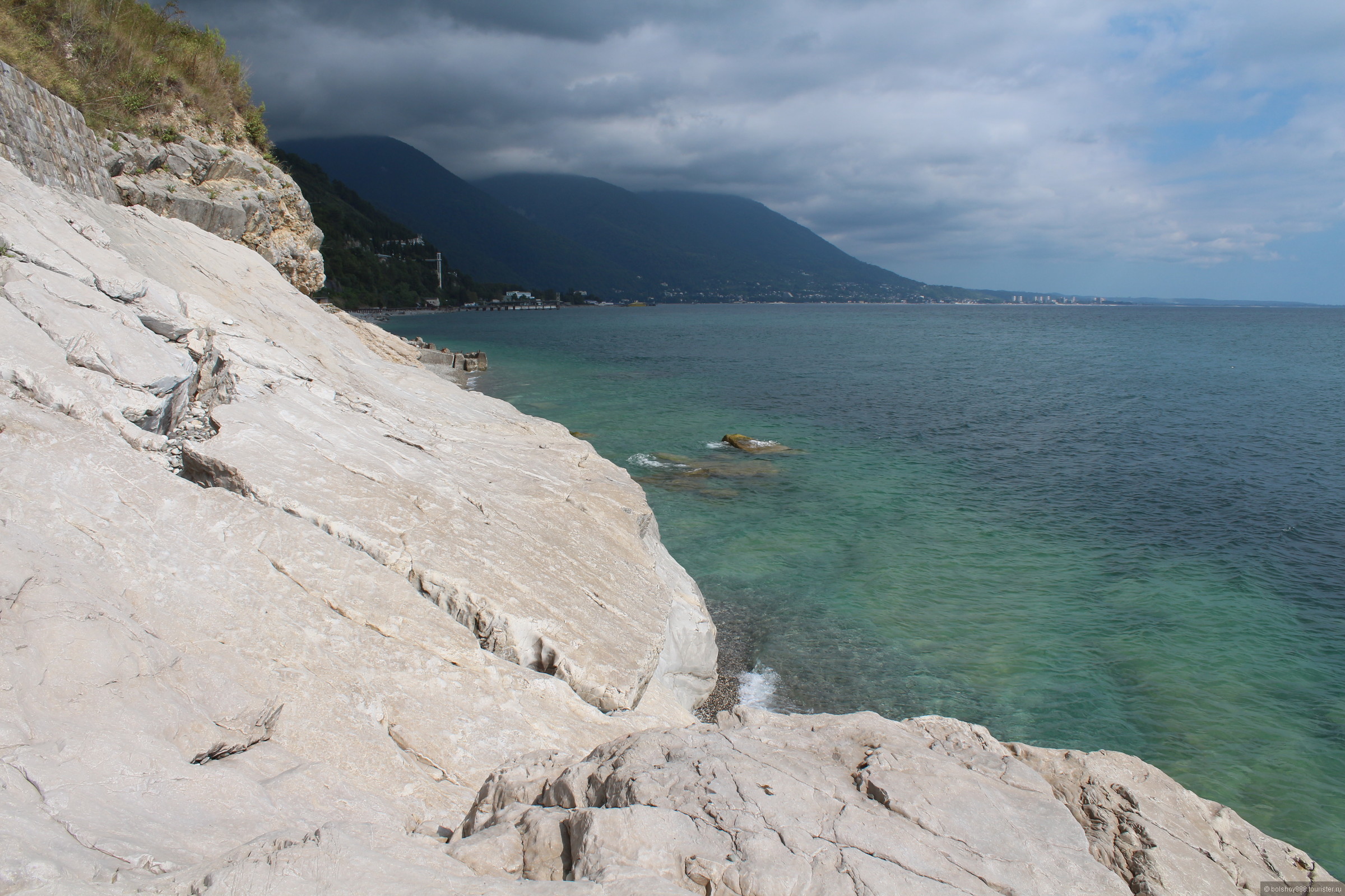 Пляж белые скалы Абхазия