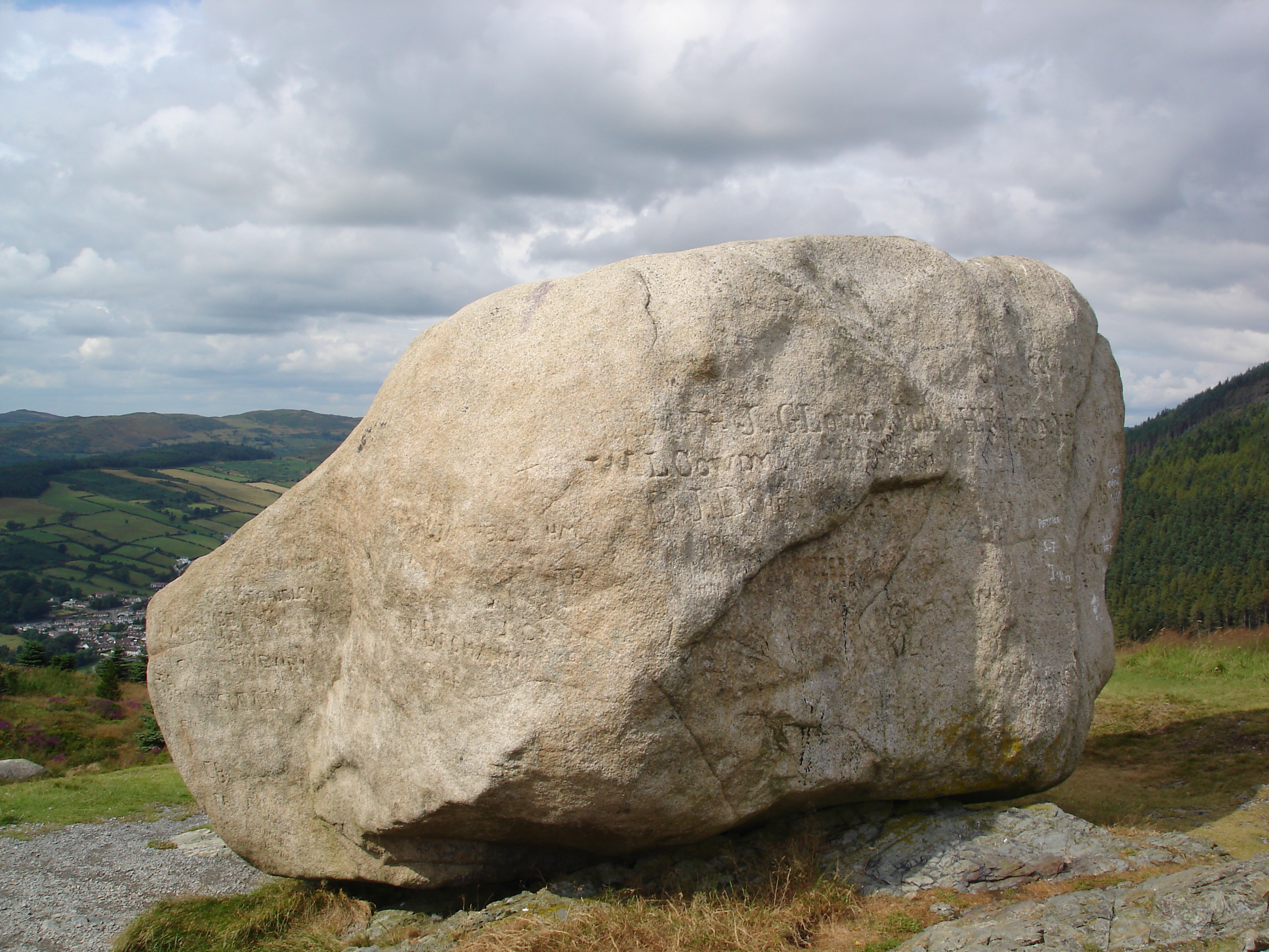 Огромный камень
