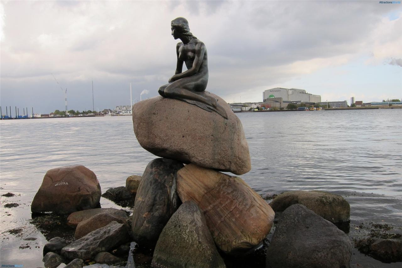 Статуя Русалочки в порту Копенгагена