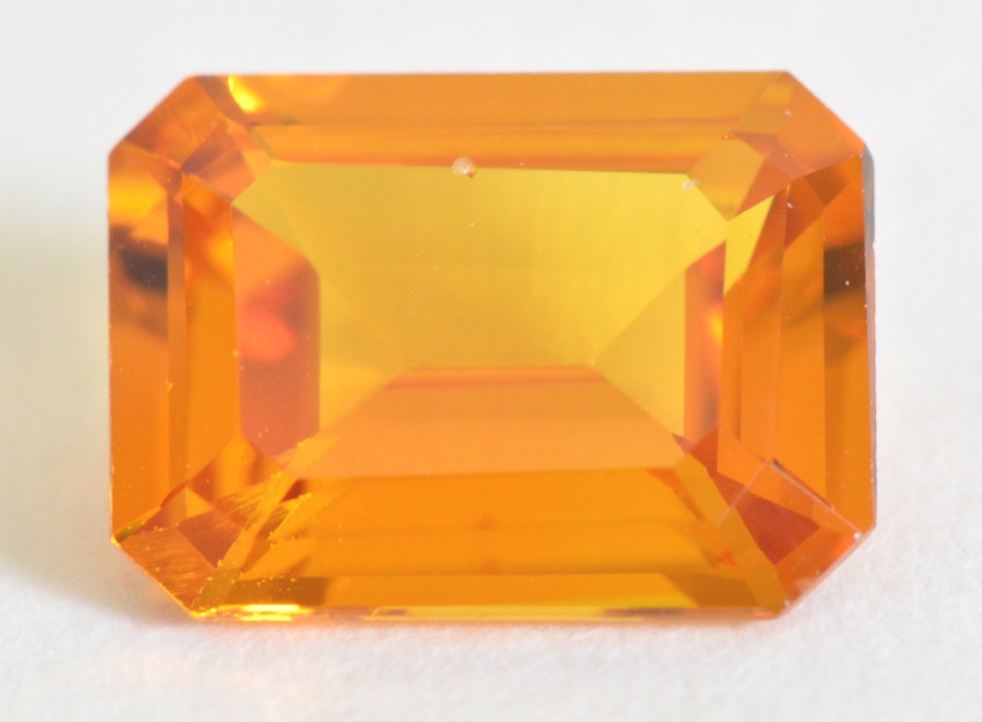 Камень оранжевого цвета прозрачный