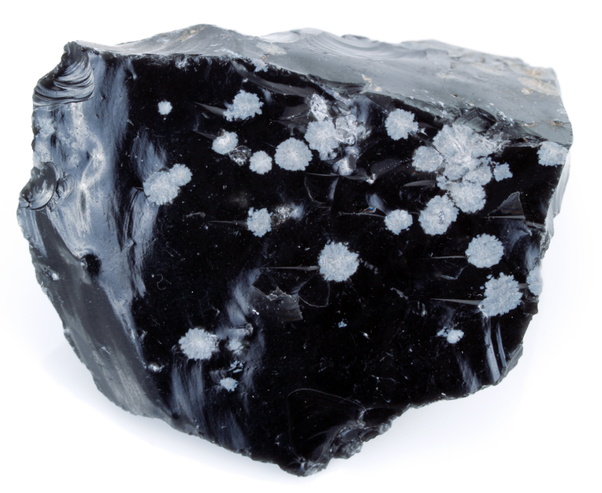 Обсидиан 3. Снежный обсидиан минерал. Обсидиан кристобалит. Обсидиан вулканическое стекло минерал. Обсидиан Кристалл неограненный.