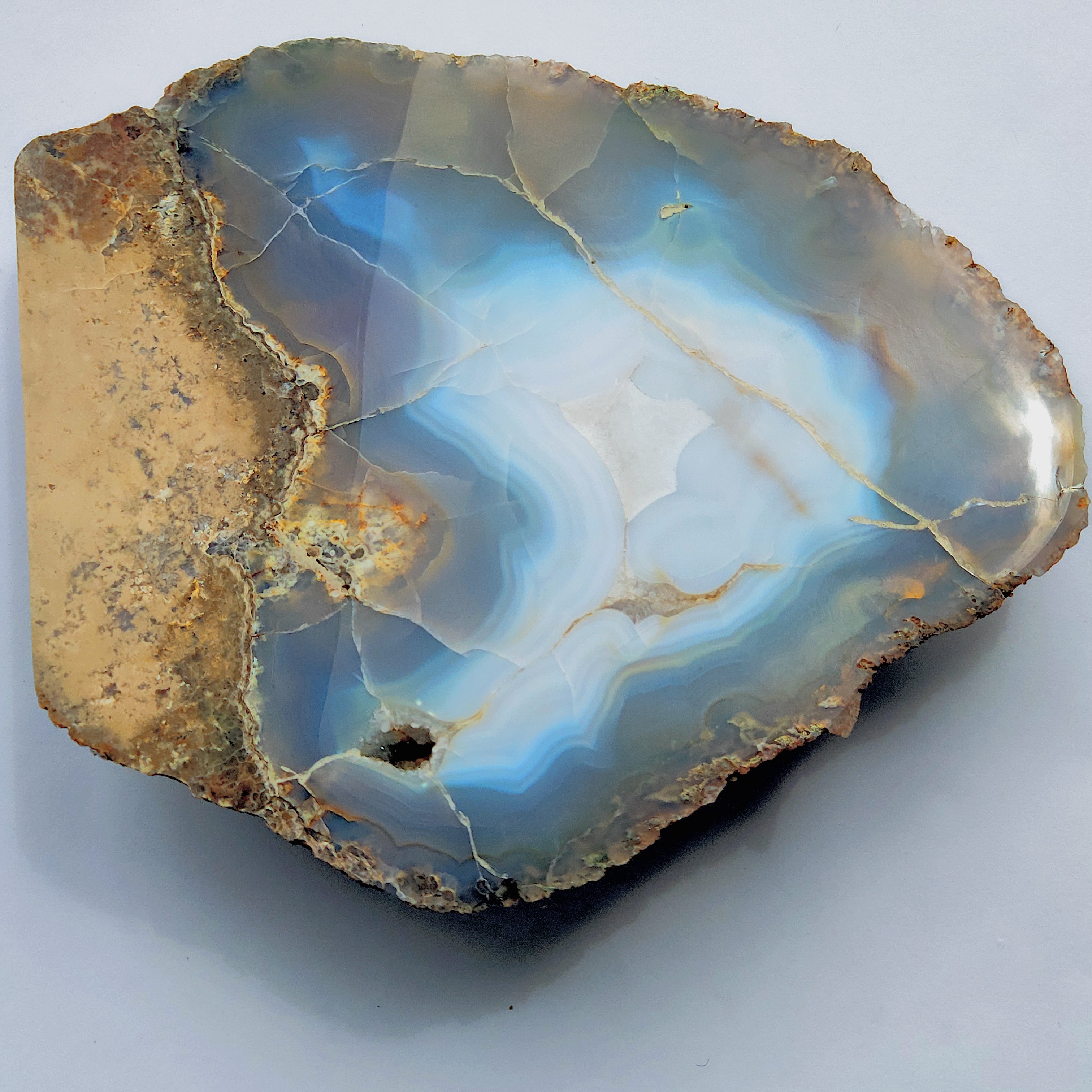 Агат минерал виды. Агат – полосчатый халцедон минерал. Голубой агат минерал. Агат нешлифованный. Голубой агат, халцедон.