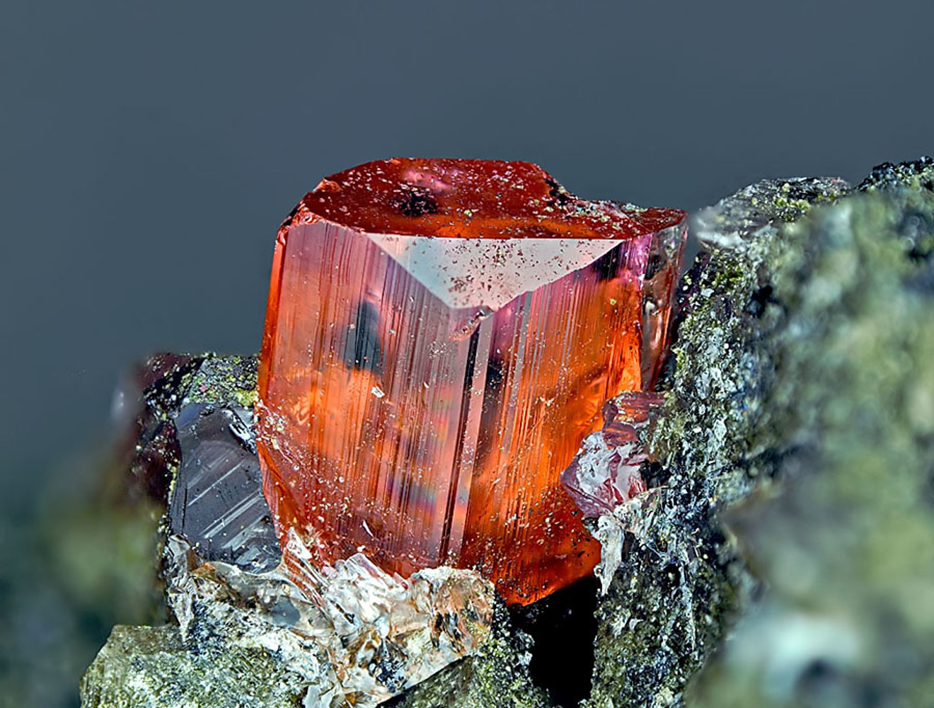 Кристаллические камни. Фосфосидерит минерал. Кристалл минерала Гарнет.. Камень минерал фосфосидерит. Красный вульфенит.