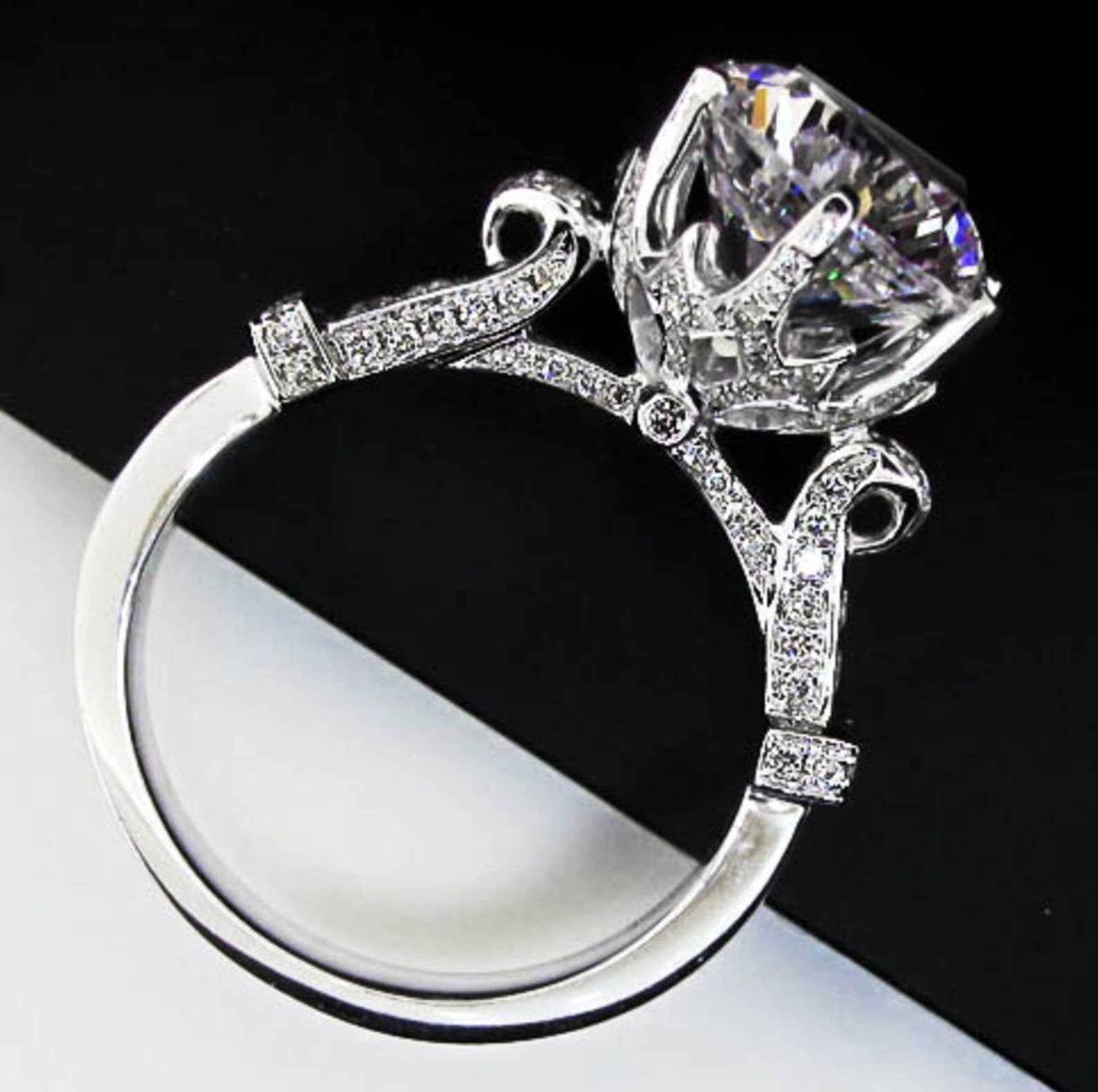 Кольцо с большим бриллиантом