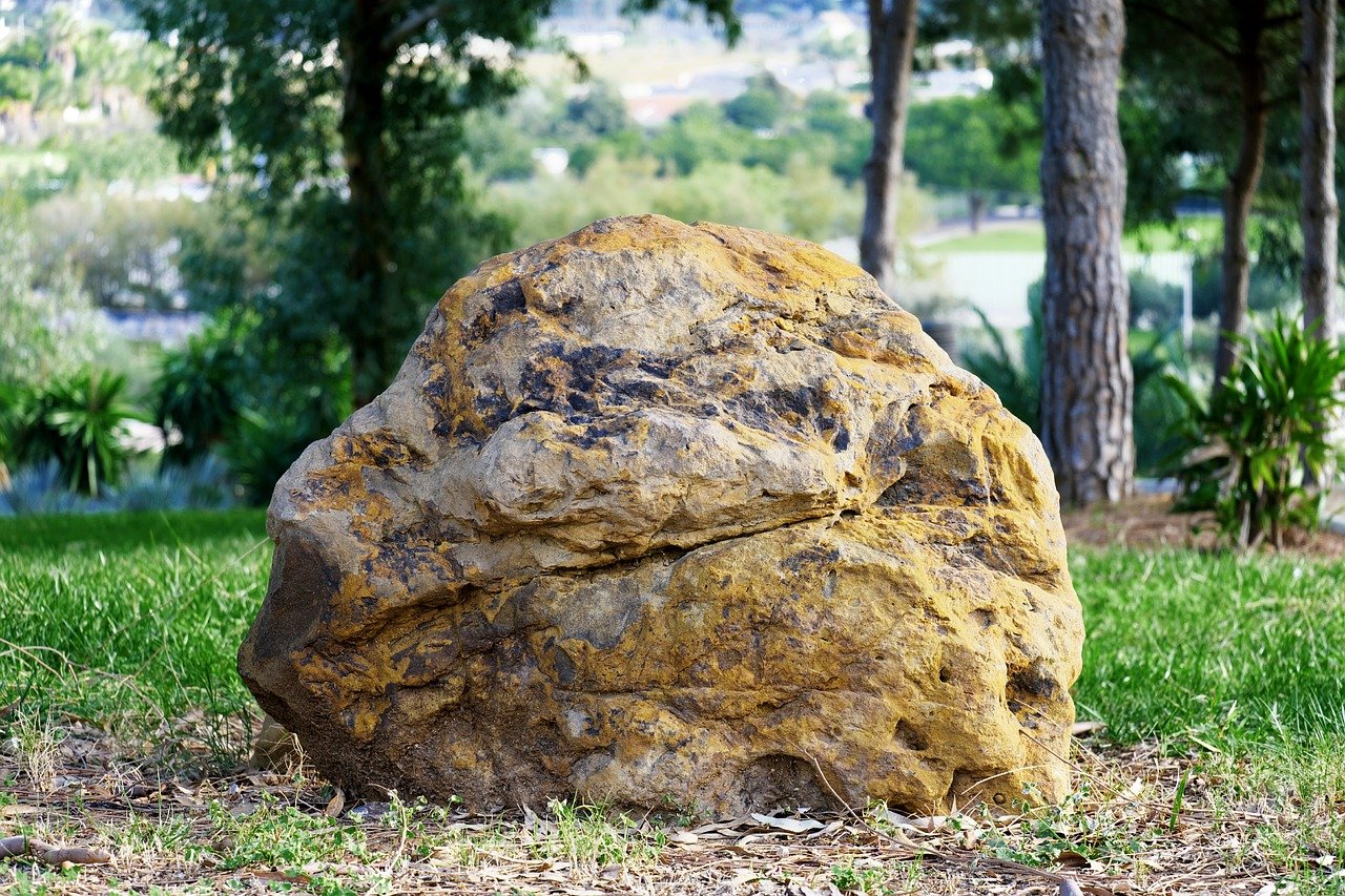 Stone huge. Валун «Гомсин камень». Валун «большой камень» Кутишкинский. Камень валун булыжник. Глыбы и валуны.