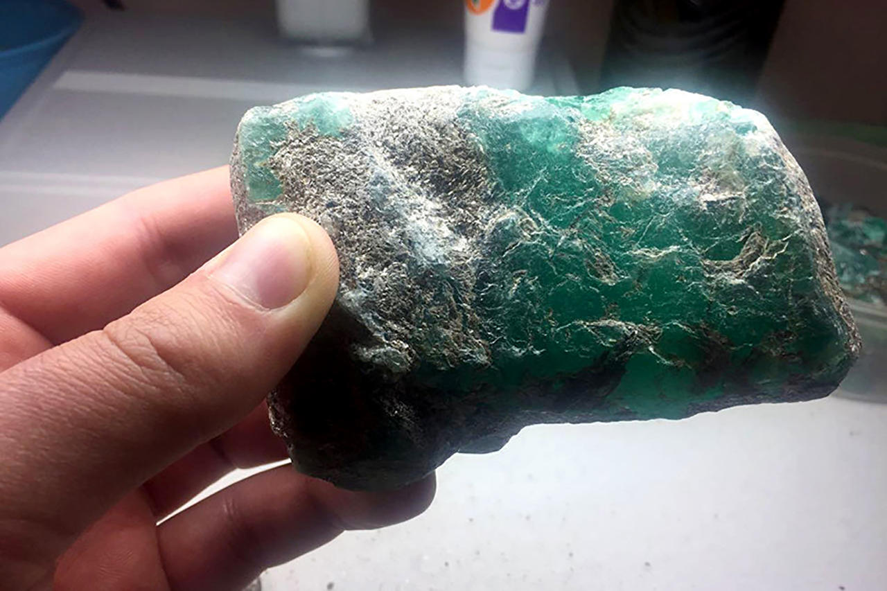 Самоцветный камень Уральский изумруд