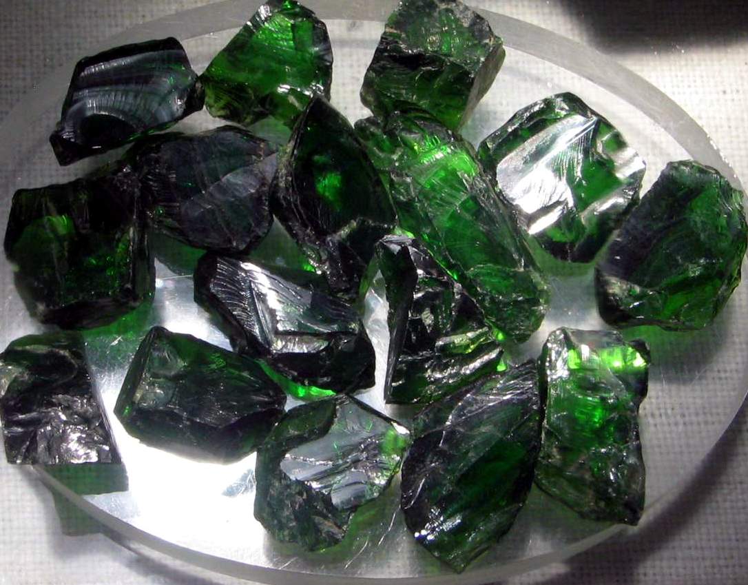 полудрагоценные камни зеленого цвета фото