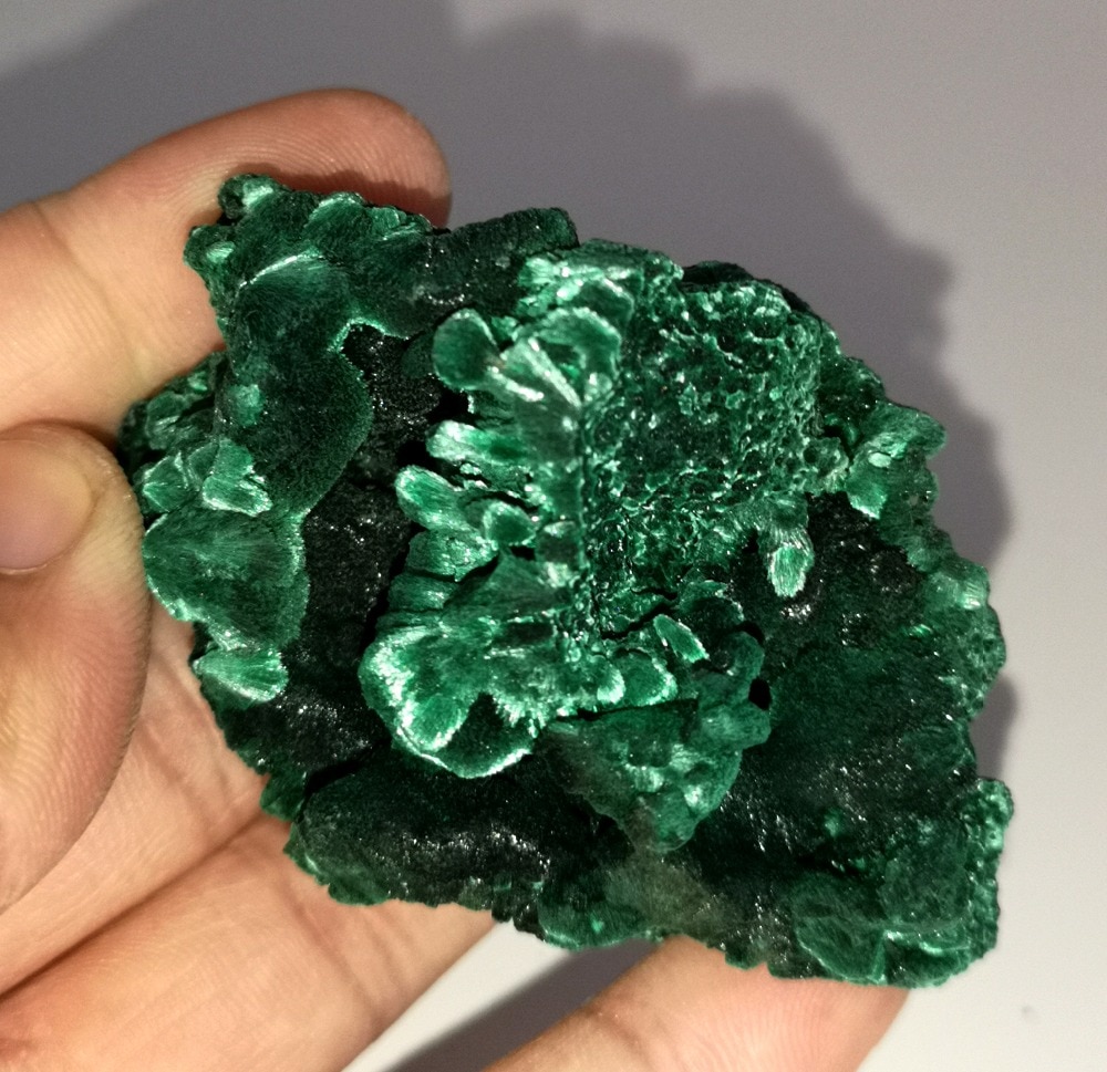 Бурый минерал. Зеленый минерал. Минералы зеленого цвета. Натуральный малахит. Зелено коричневый минерал.