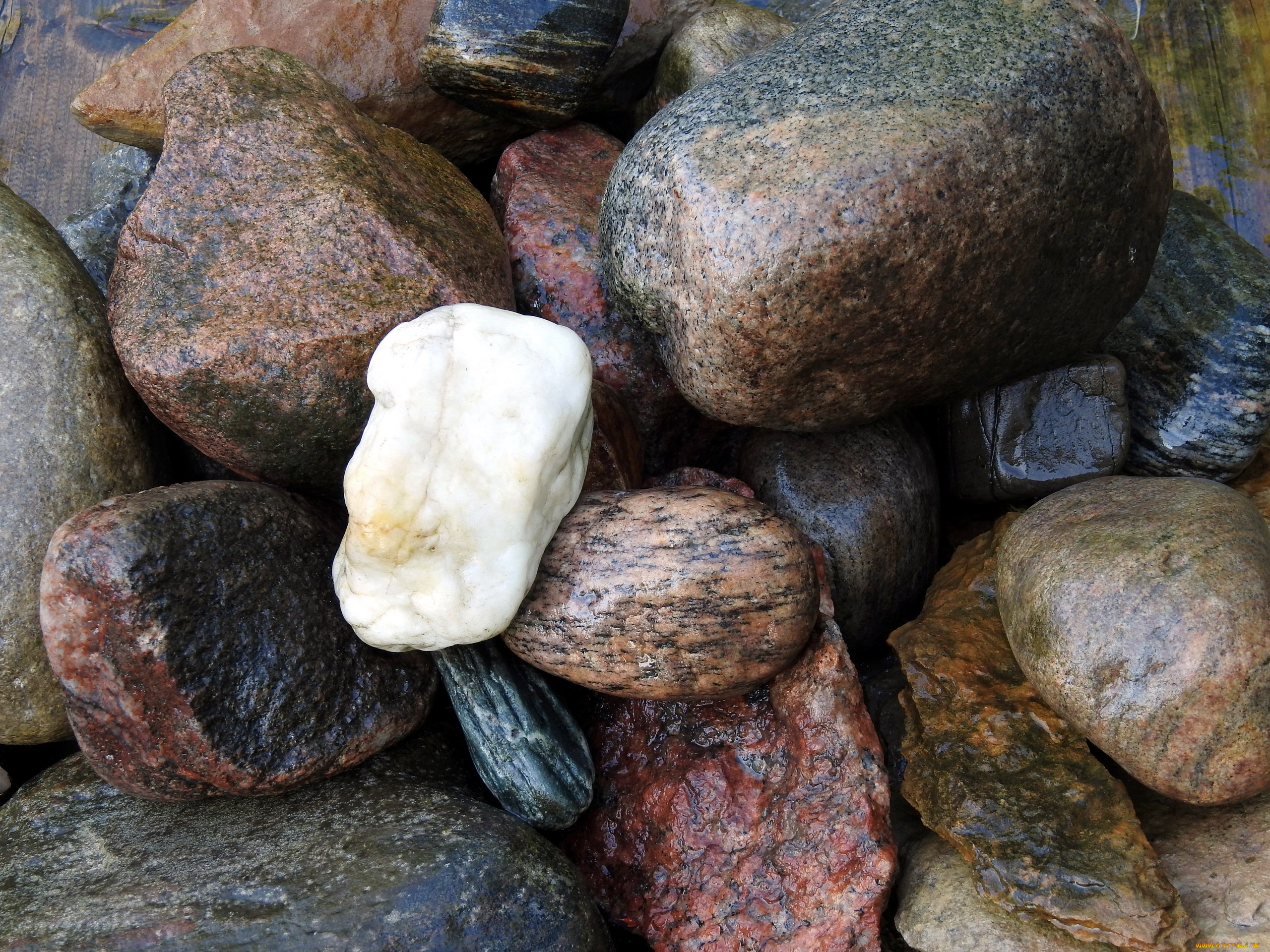 Камень природный в природе