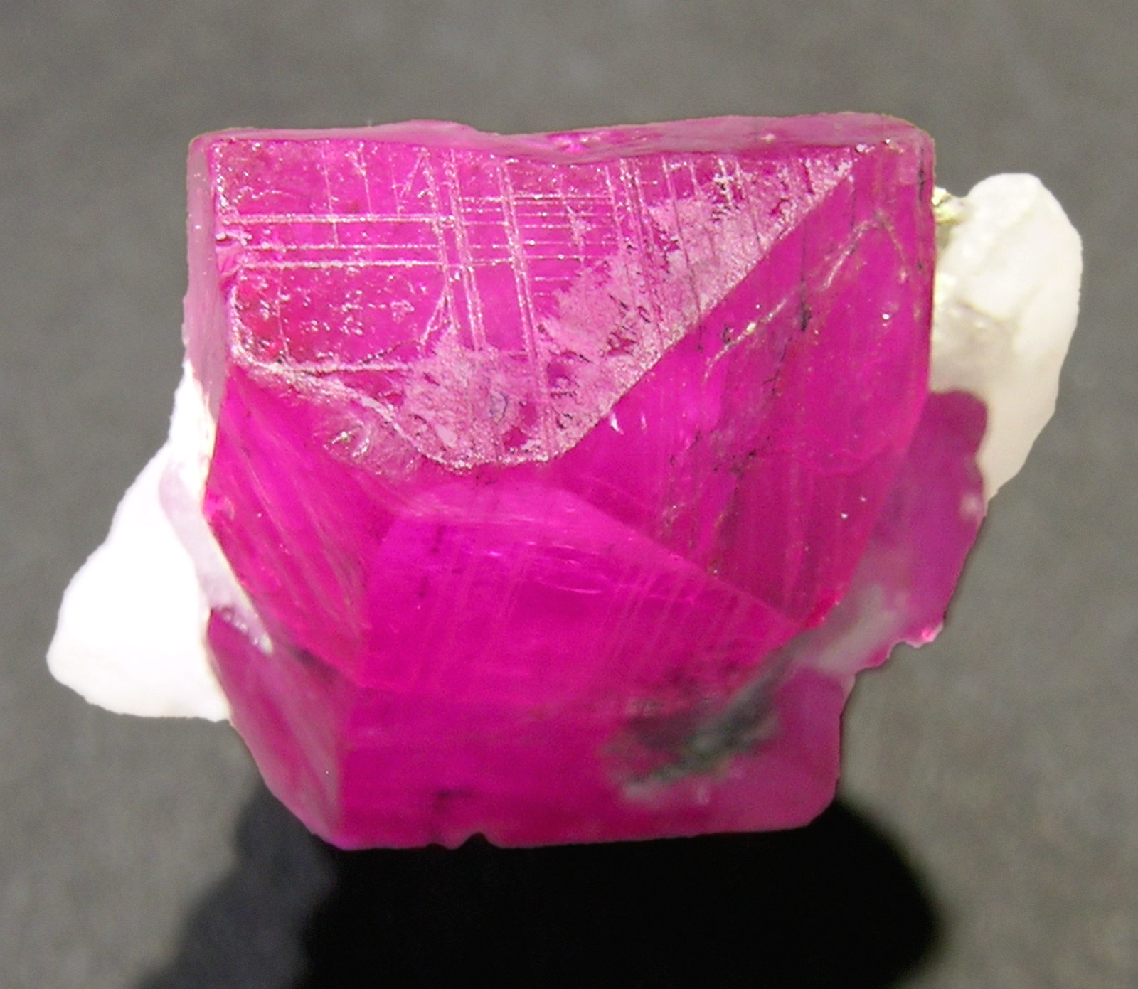 Розовые самоцветы. Розовый кварц турмалин камень. Малиновый кальцит камень. Рубин (минерал). Минералы розового цвета.