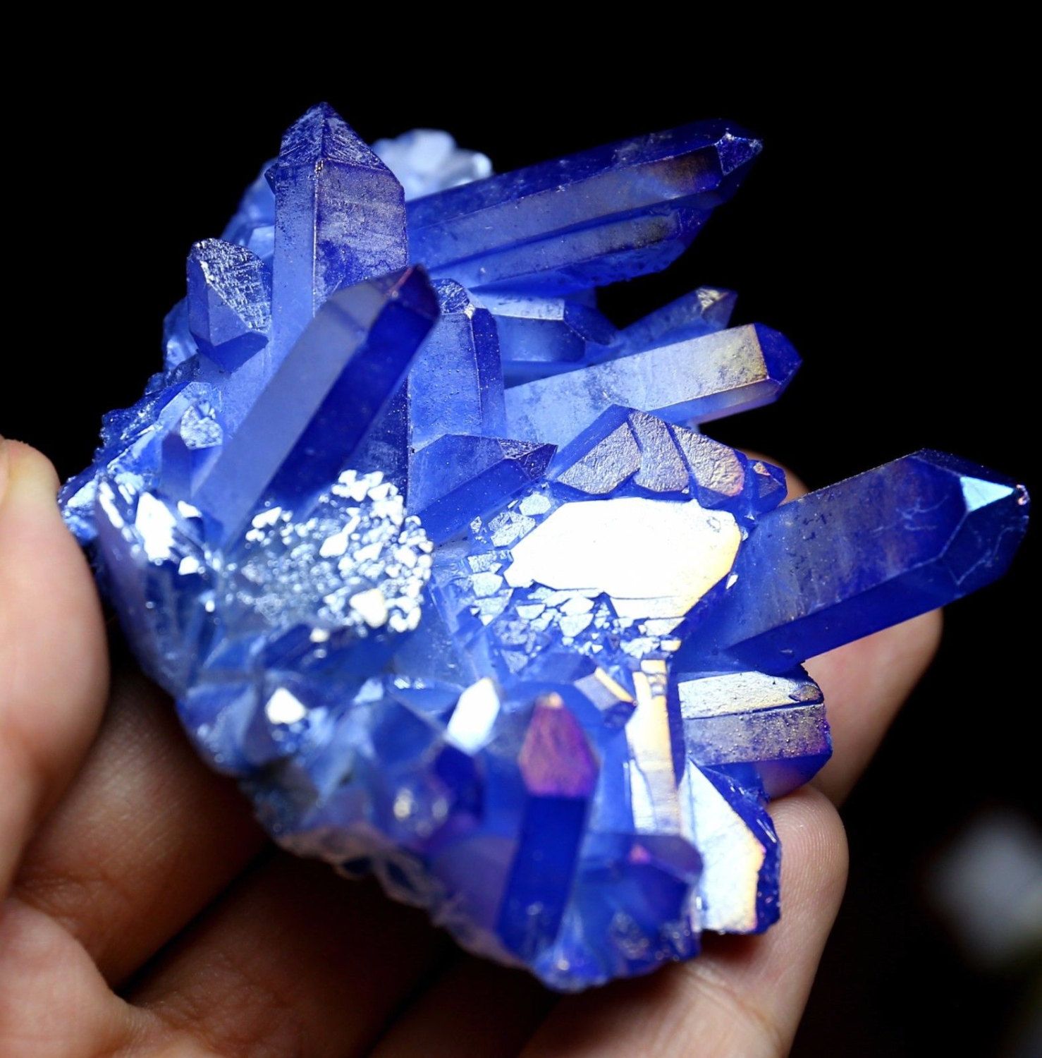 Aqua crystal. Блю Аура кварц. Кристалл голубой кварц Аква Аура. Синий кварц Кристаллы. Камень синий Аура кварц.
