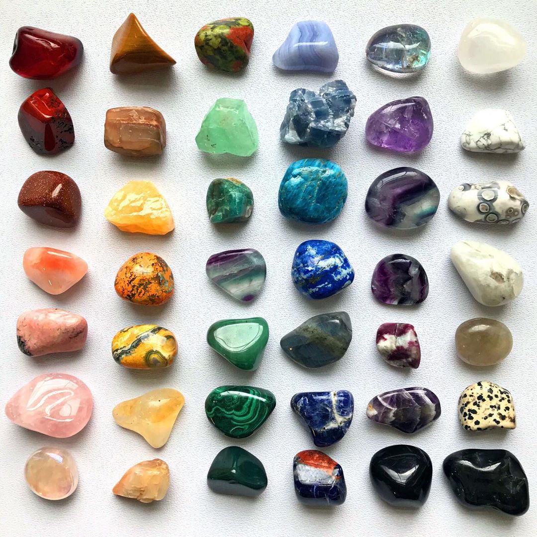 Камни каких размеров можно. Самоцветы минералы. Камни Самоцветы драгоценные поделочные. Цветные полудрагоценные камни. Минеральные полудрагоценные камни.