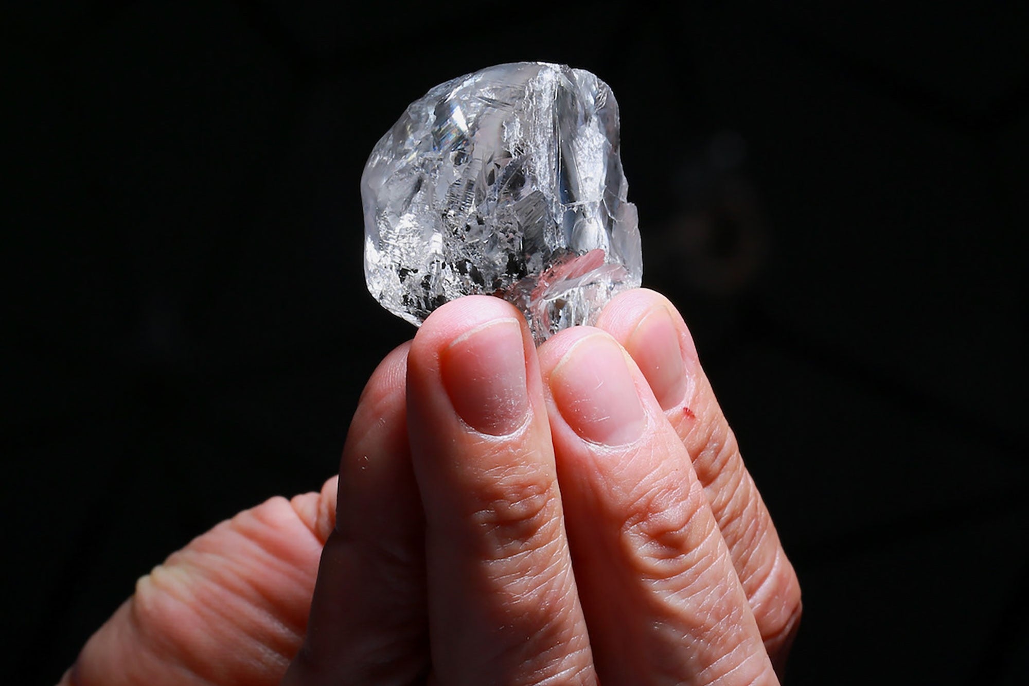 Дикость неограненные алмазы. Алмаз Куллинан звезда Африки. Самый большой Алмаз в мире Куллинан. Алмаз 3106 карат. Куллинан Алмаз необработанный.
