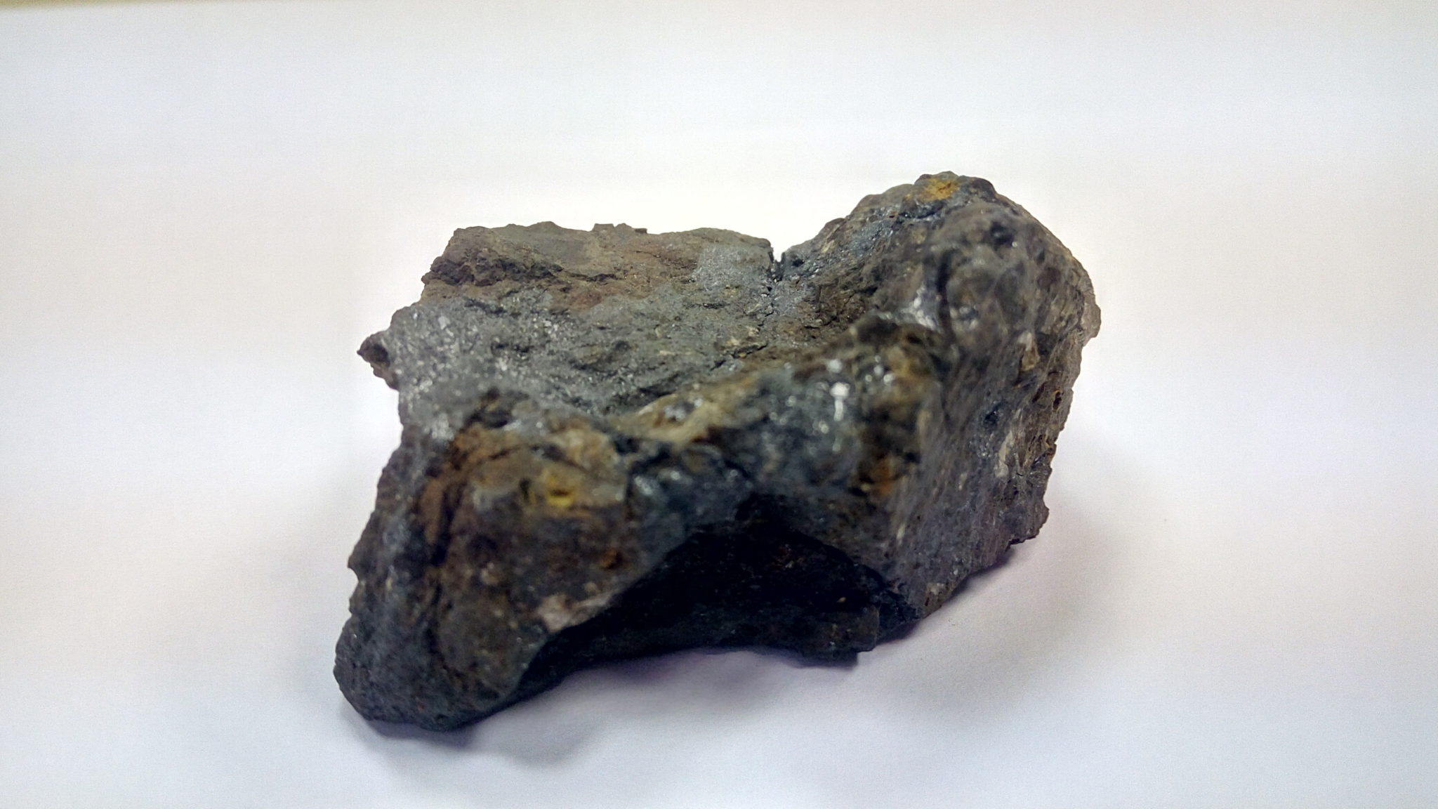 Добыча марганца. Марганцевая руда минерал. Марганец полезное ископаемое. Псиломелан минерал. Железо марганцевая руда.