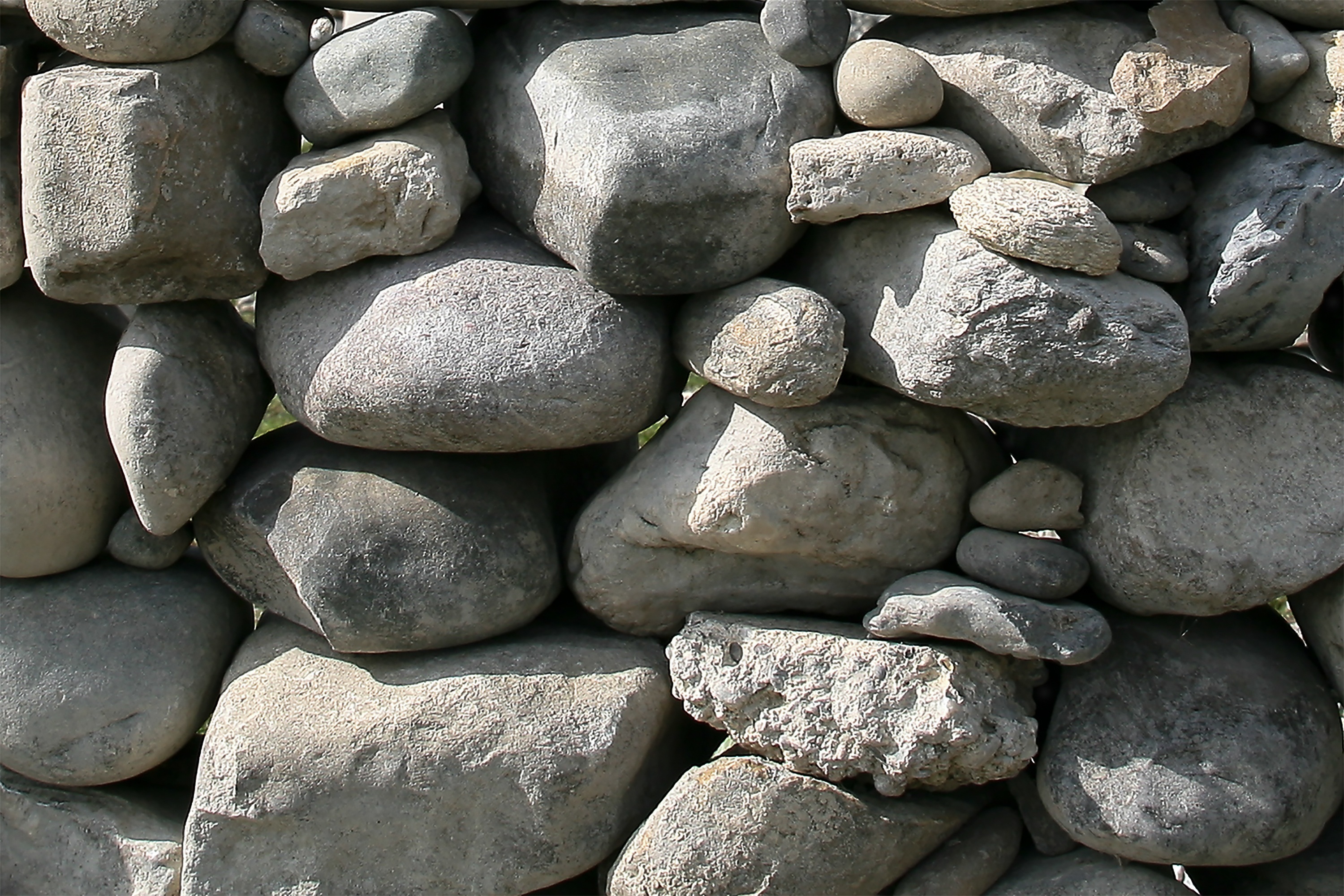 Почему камни серые. Серый камень. Каменный фон. Галька на стене. Каменные стены из галечника.