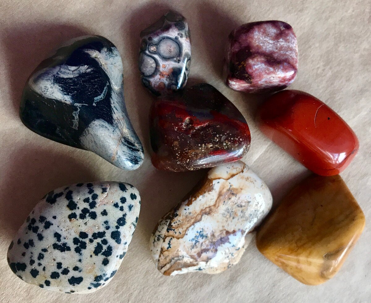 Как определить название камня. Поделочные камни. Камни натуральные и полудрагоценные. Самоцветы полудрагоценные камни. Камень обычный.