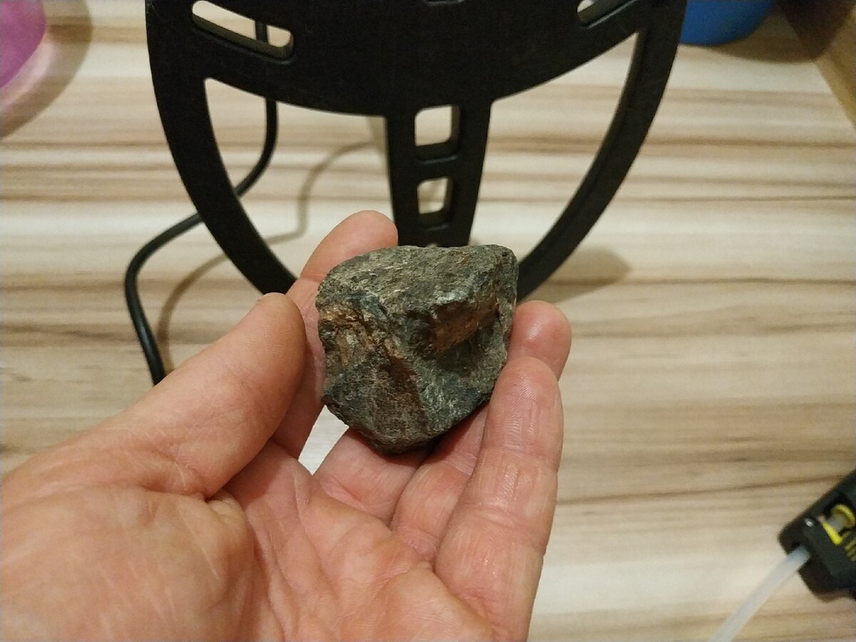 Камень на который реагирует металлоискатель