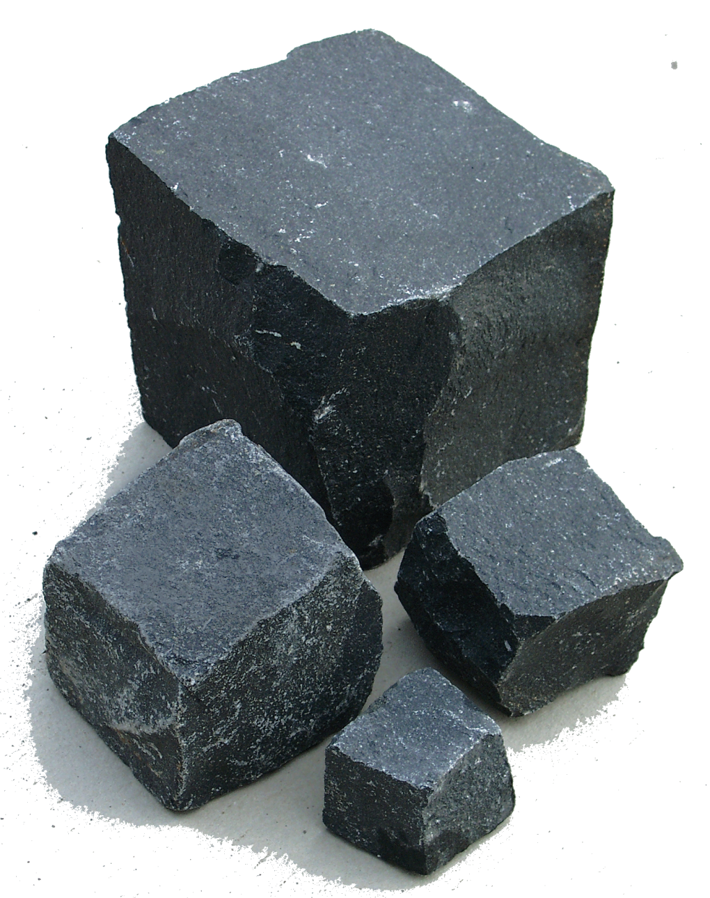Базальт это минерал. Базальт камень. Базальт порода. Вулканит базальт. Базальт магматическая порода.