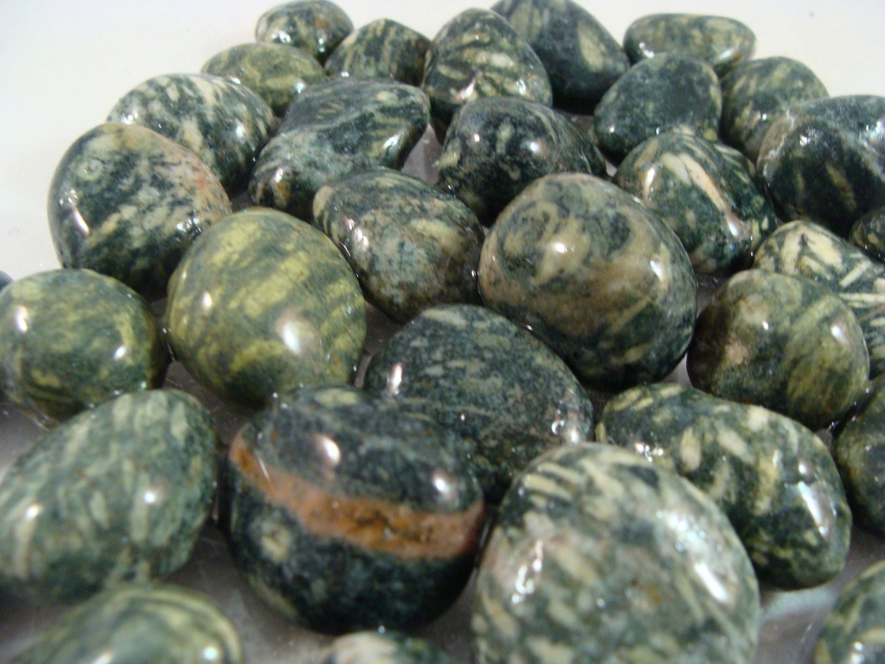 Камни серо зеленого цвета