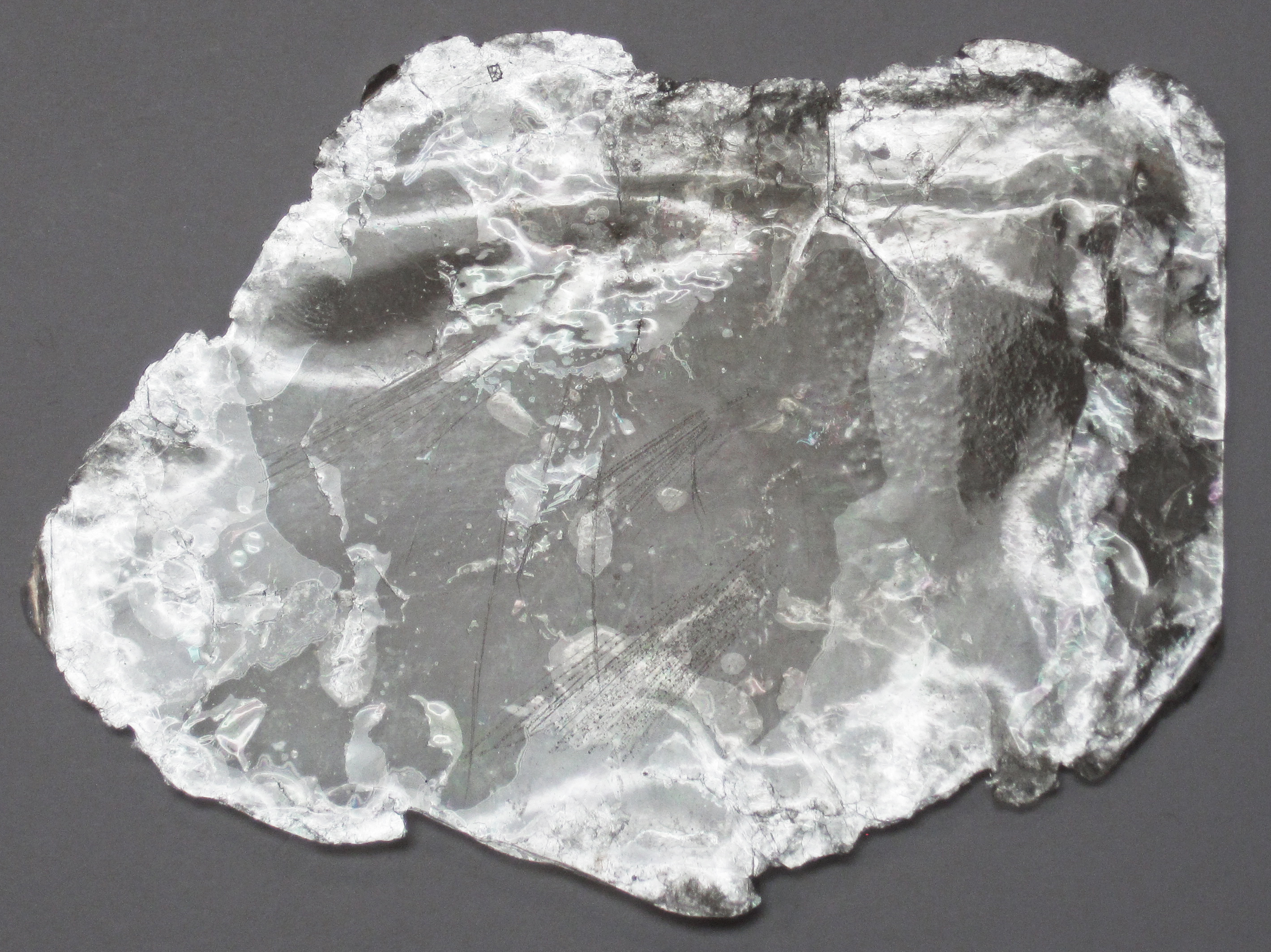 Какой минерал является слюдой. Слюда-мусковит минерал. Мусковит белая слюда. Мусковит (белая калиевая слюда). Слюда мусковит камень.