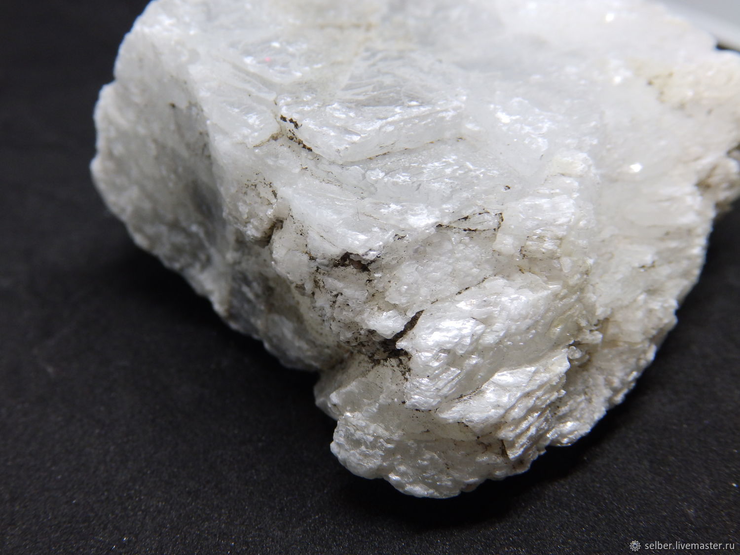 Как выглядит слюда. Мусковит (белая калиевая слюда). Слюда мусковит камень. Мусковит белый минерал. Мусковит минерал необработанный.
