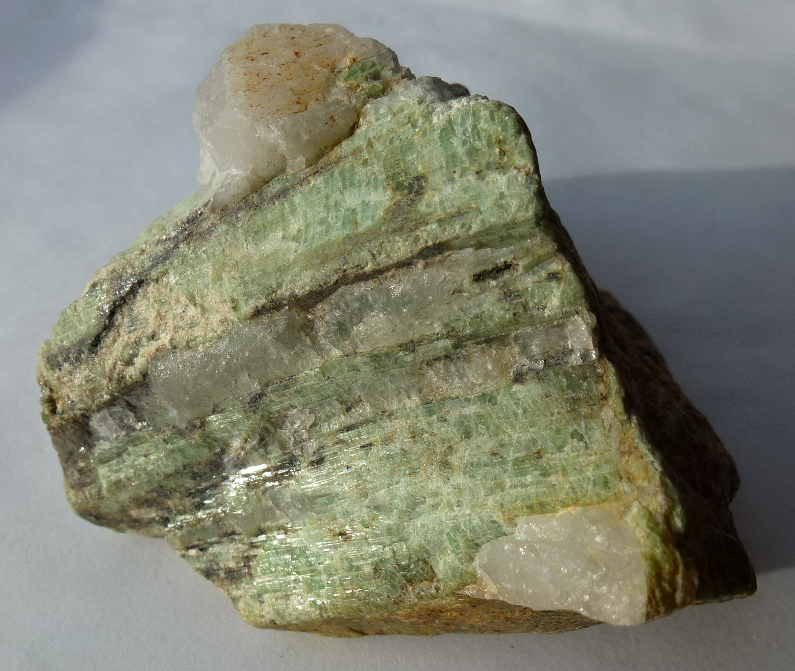 Камень плодородия 3. Апатит сахаровидный минерал. Фосфаты Апатит. Апатит зернистый минерал. Апатит нефелин.