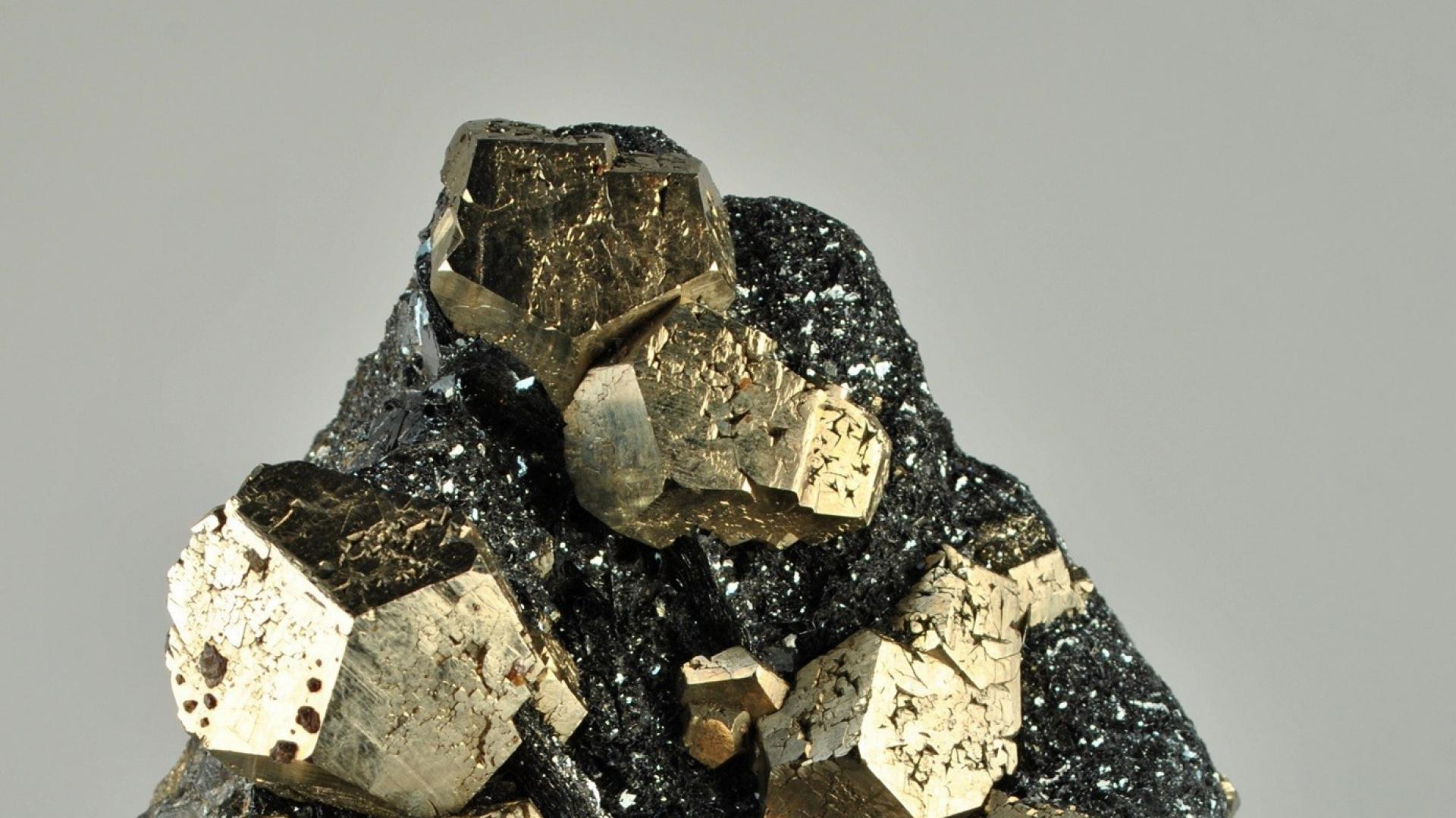 Золото из угля. Сферолиты пирит. Пирит / минерал. Золото в угле. Руды редких металлов.