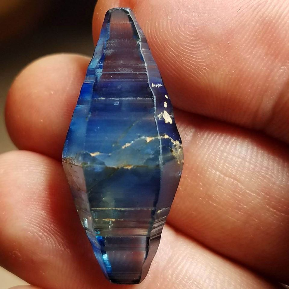 Кристалл сапфир Шри Ланка. Неограненный сапфир. Сапфир камень минерал необработанный. Голубой сапфир Кристалл.