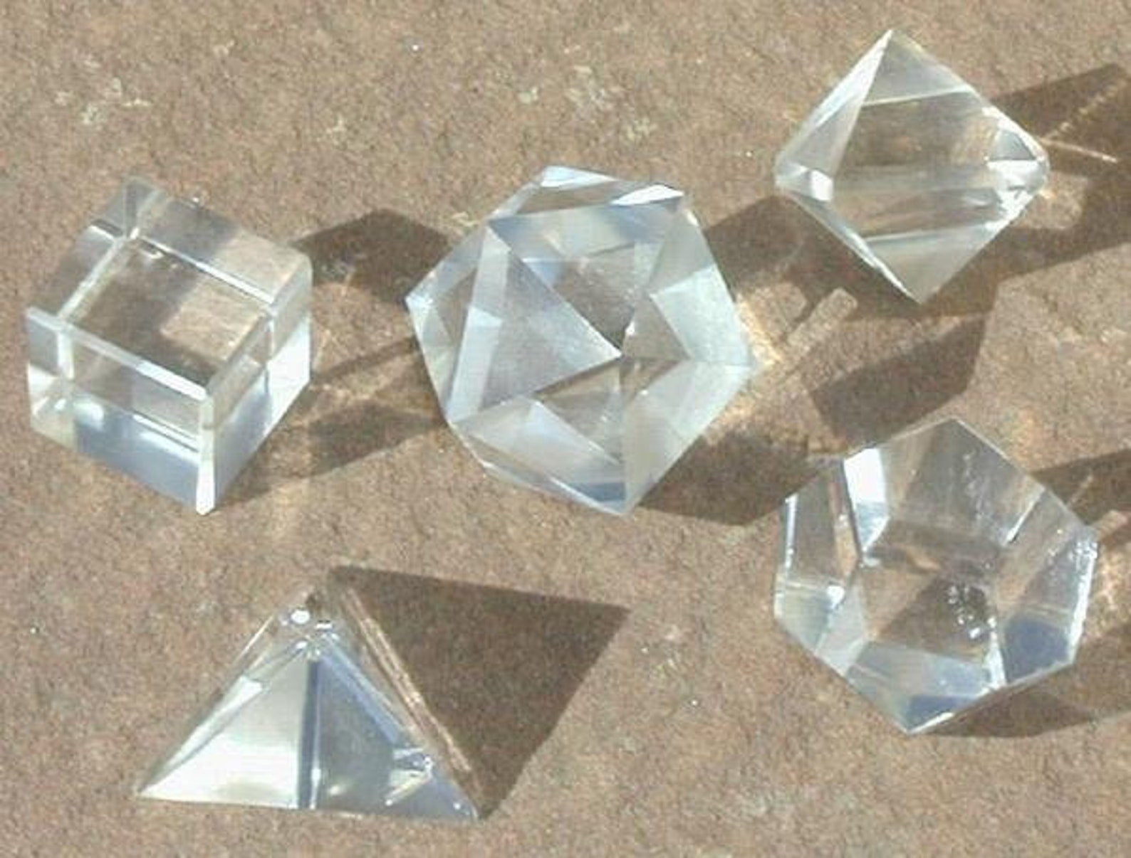 Октаэдр кристаллы. Кристаллы алмаза в форме октаэдра. Флюорит октаэдр. Монокристаллы Алмаз и кварц. Монокристалл кварца.