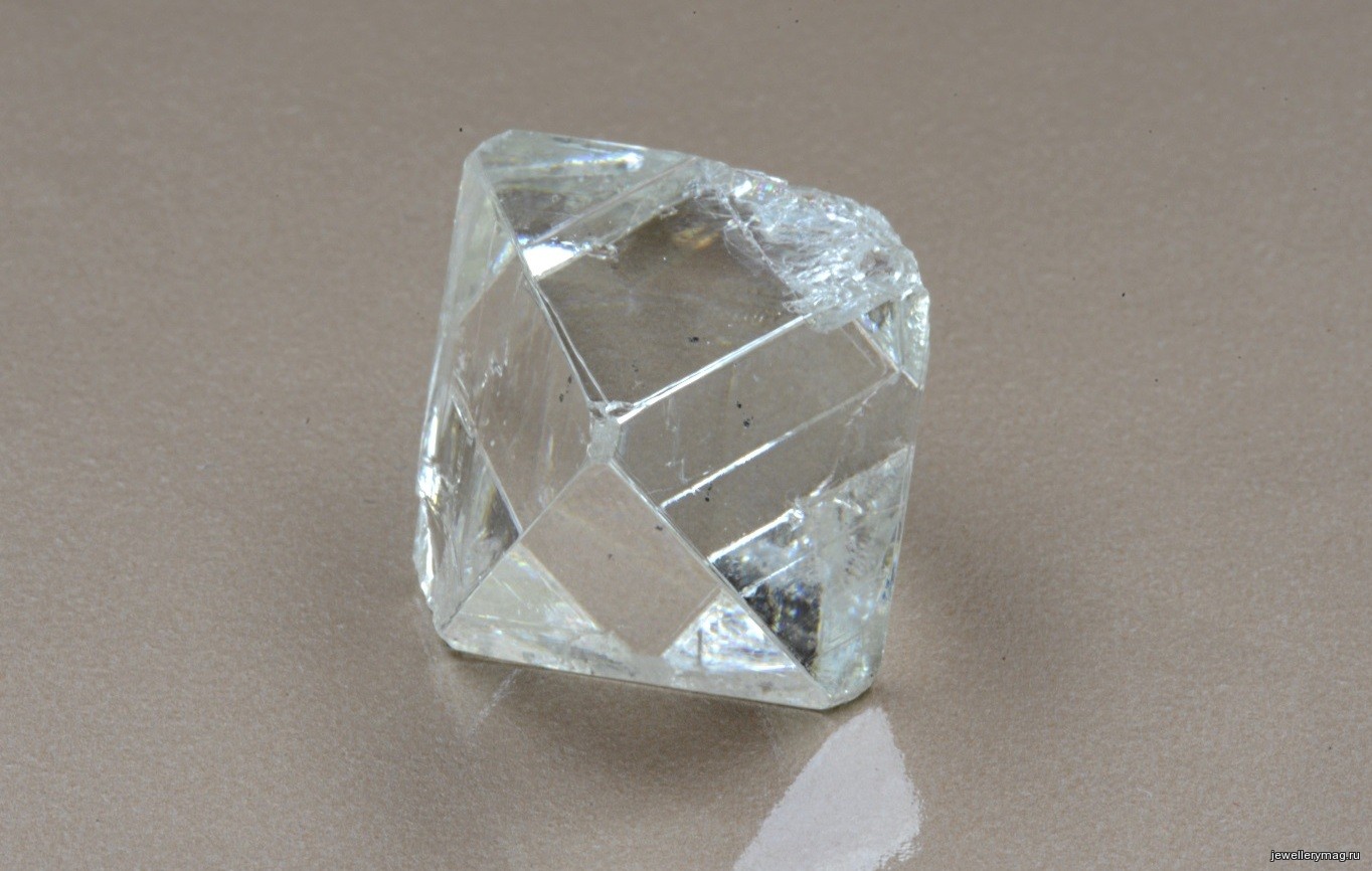 Октаэдр кристаллы. Кристалл алмаза октаэдр. Минерал Алмаз октаэдр. Река Уойе Алмаз. Алмаз в форме октаэдра.