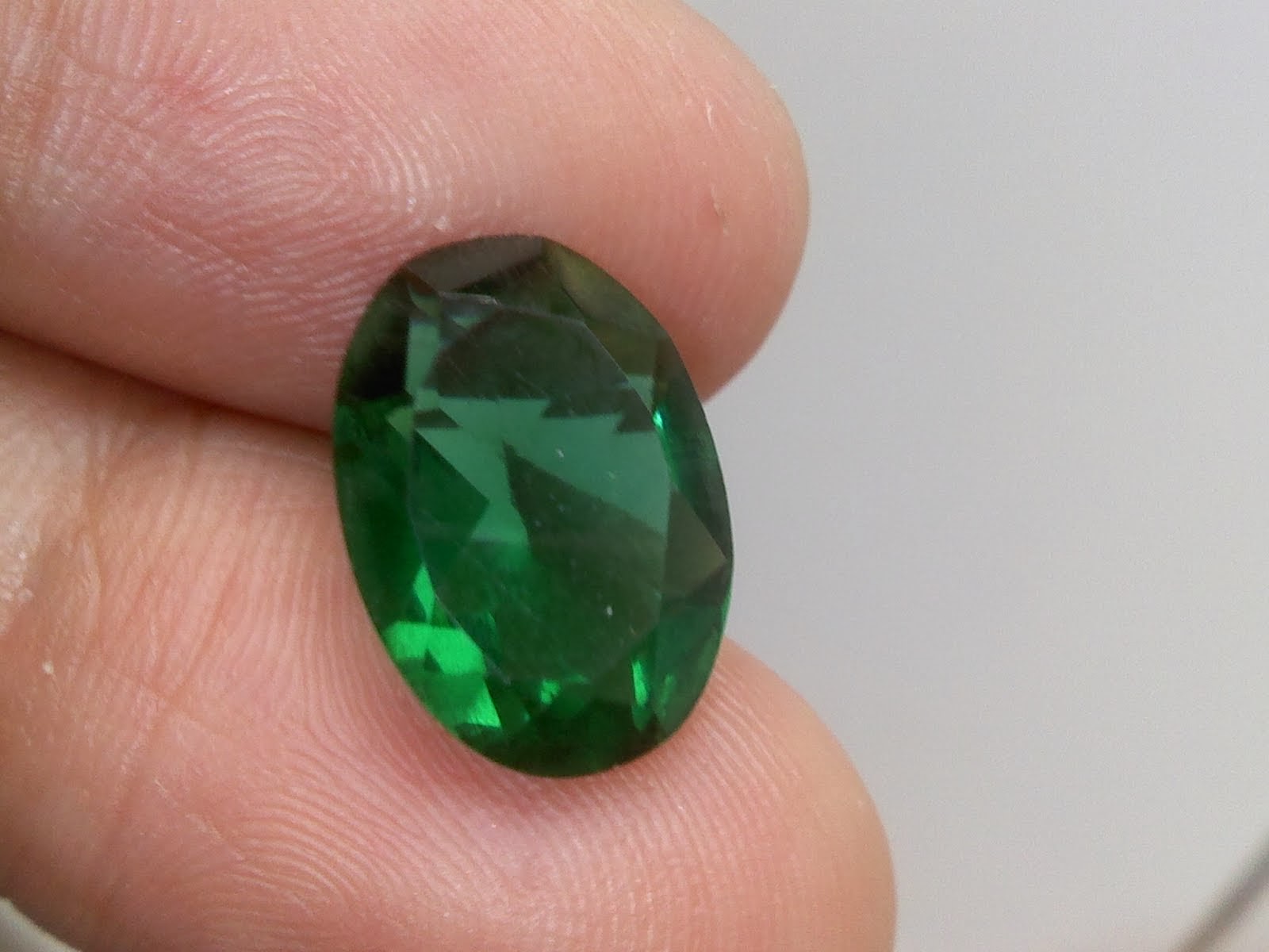 Зеленый обсидиан минерал. Обсидиан камень зеленый Карелия. Зеленый обсидиан с острова Бали. Камни в цапах зеленые.