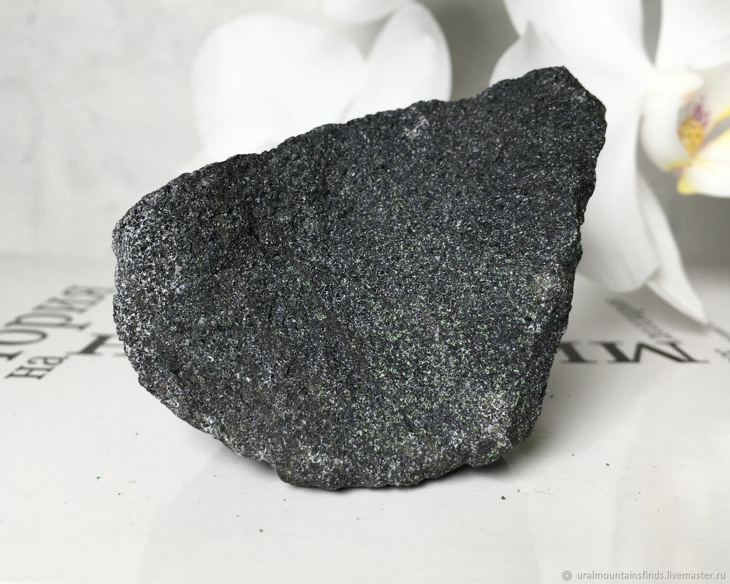 Хромит железа ii. Хромит минерал. Хромистый Железняк минерал. Магнетит шпинель Хромит. Хромит магния.