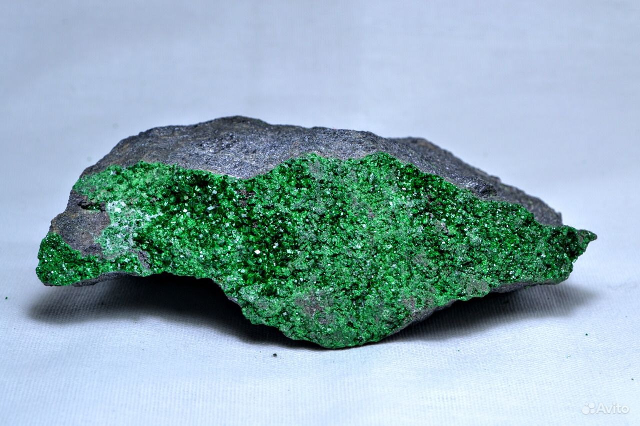 Хромит железа ii. Хромит минерал. Хромит камень. Корундофиллит минерал. Хромит камень изделия.