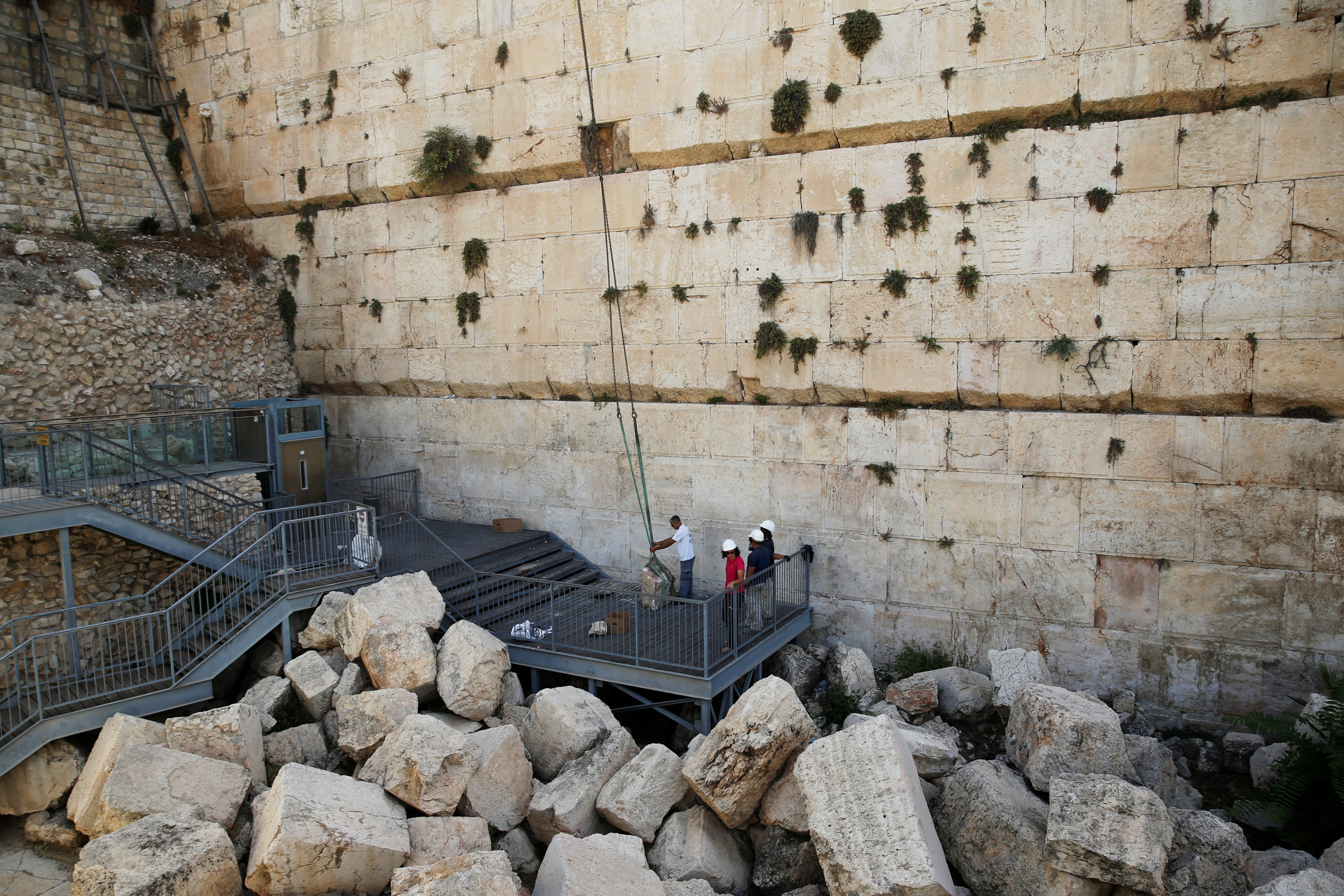 камень в воздухе в иерусалиме