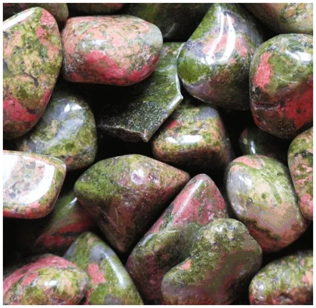 Розово зеленый камень. Унакит минералы сокровища земли. Зелено коричневый камень. Зелено розовый камень. Зеленый камень с прожилками.