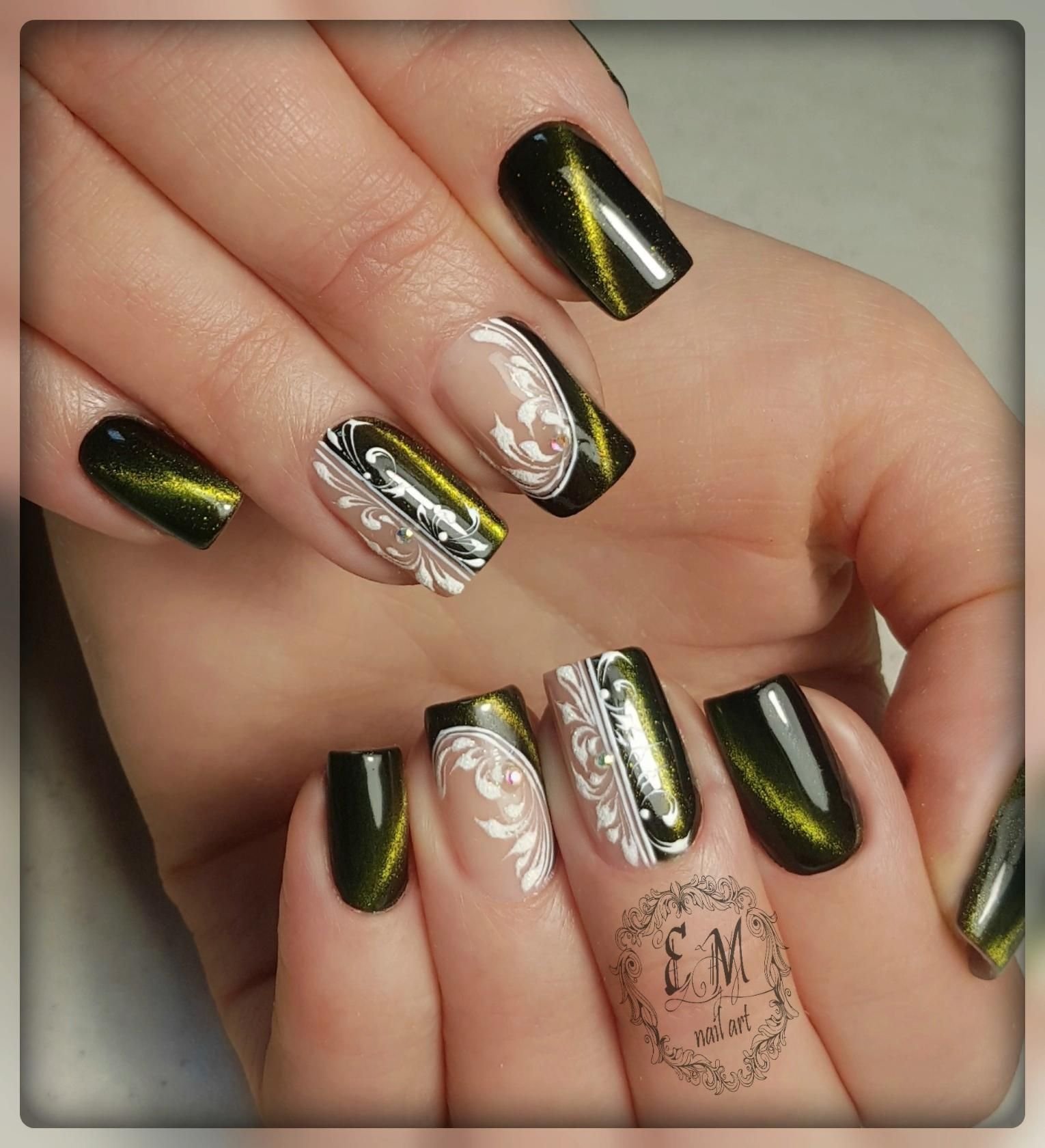 Зеленые ногти с золотой фольгой