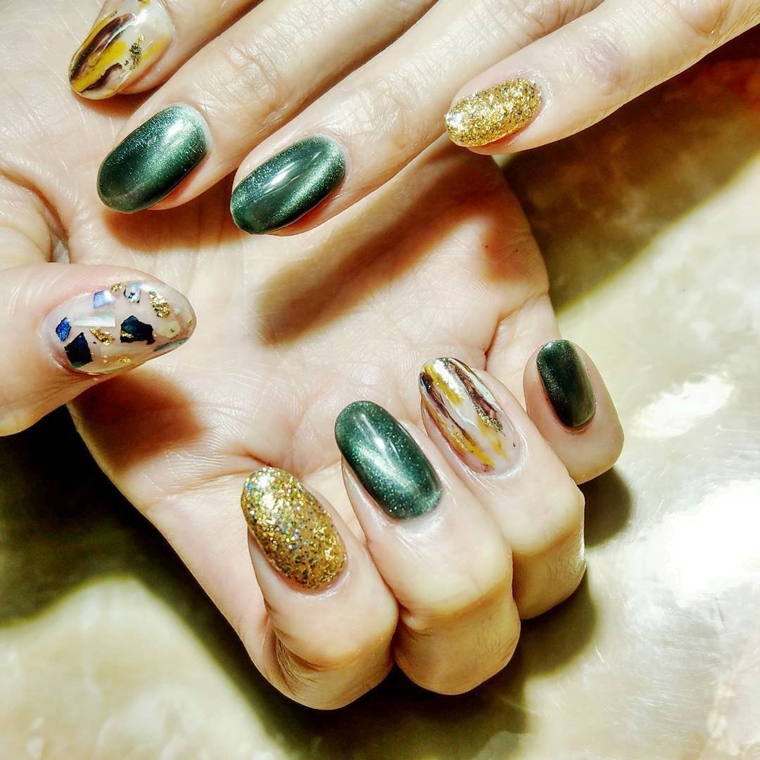 Ногти зелёные с золотом