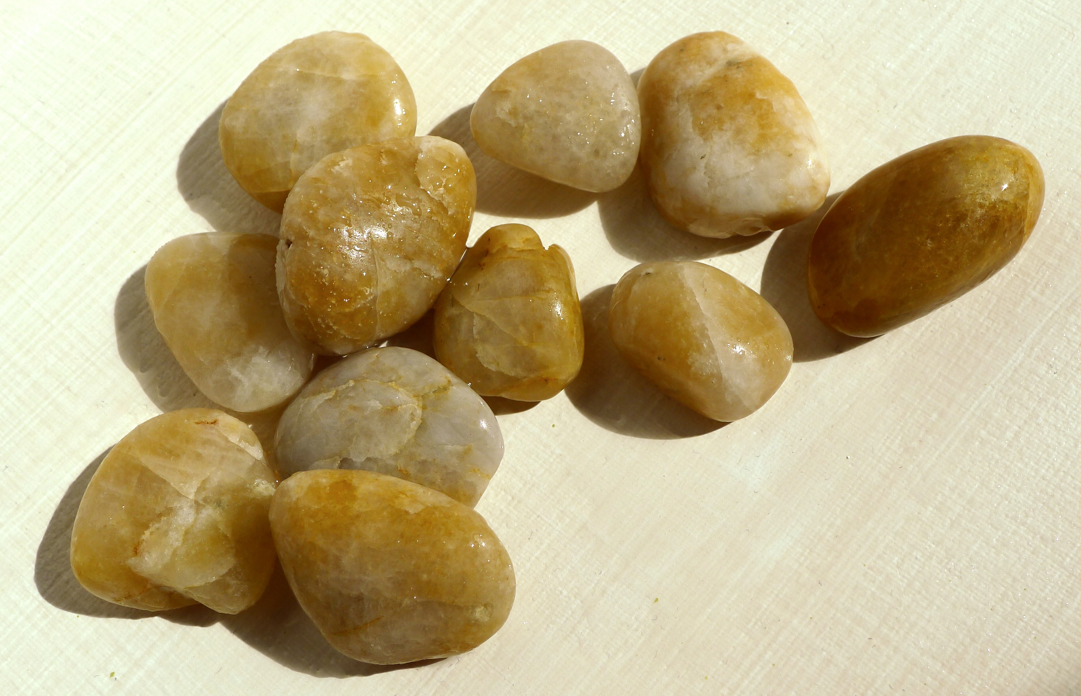 Печеный камень. Камень окатанный кварц. Окатанный желтый кварц. Речной кварц камень. Кварцит, кварц камень.