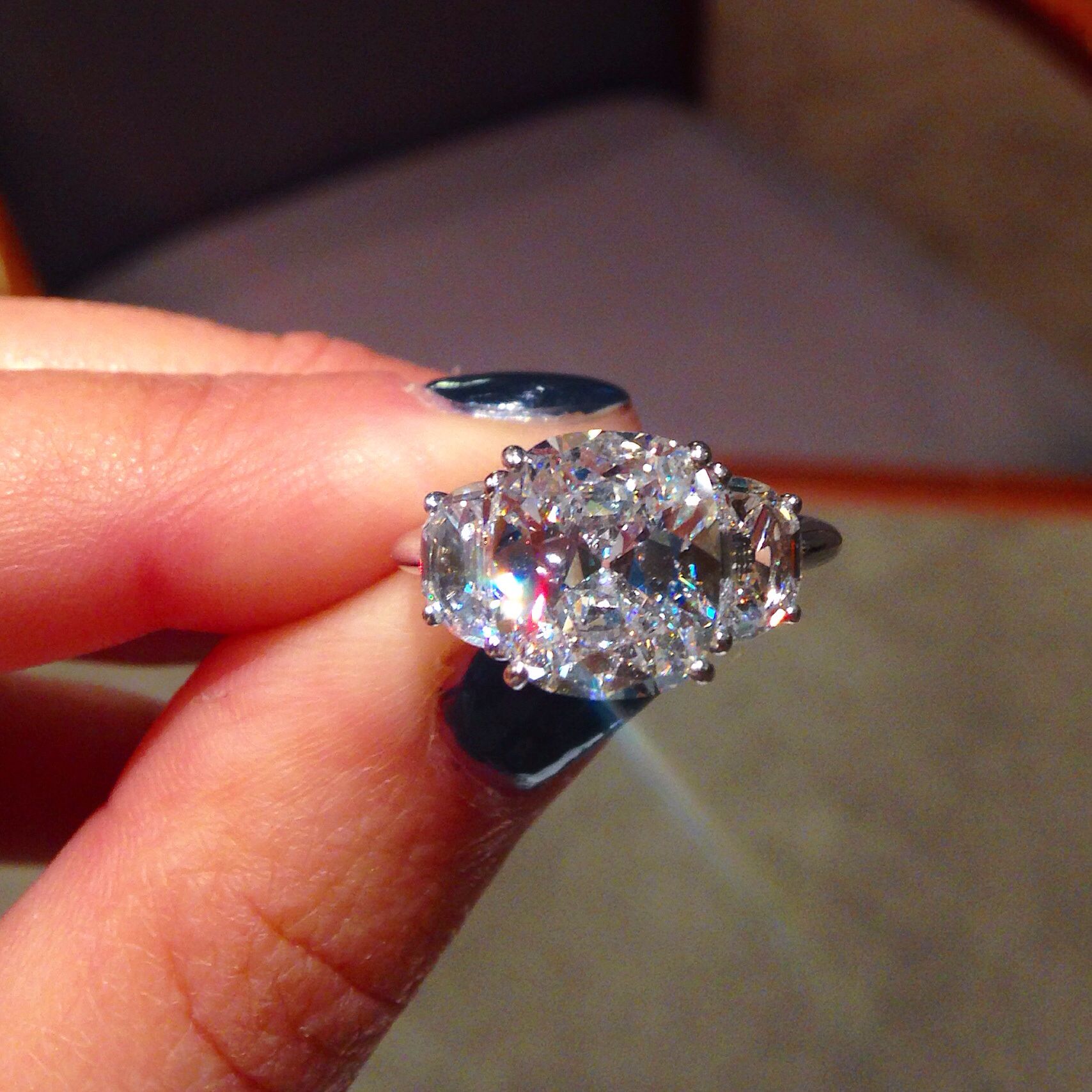 Проверить подлинность бриллианта кольце. Фианит. Настоящие кольца с настоящими бриллиантами.