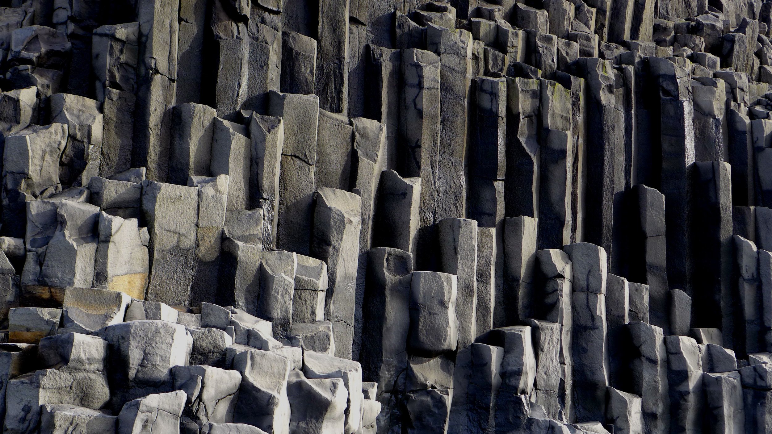 Базальтовые дельты. Столбчатый базальт Исландия. Исландия базальтовые столбы. Базальт Горная порода. Скалы "базальтовые столбы" Армения.