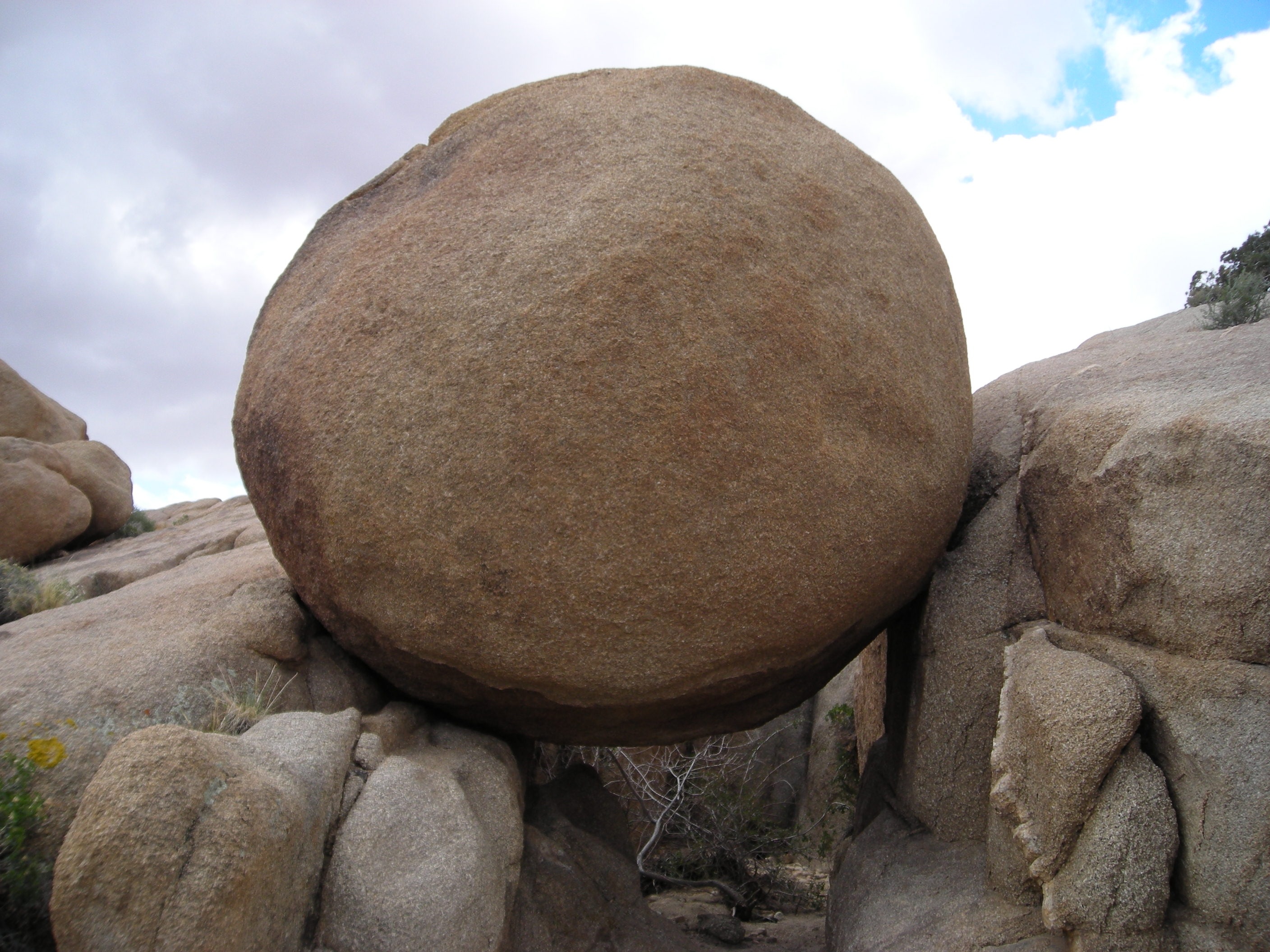 Камни в честь года. Камень Куммакиви. Валун «большой камень» Кутишкинский. Валун «Гомсин камень». Камни Трованты.