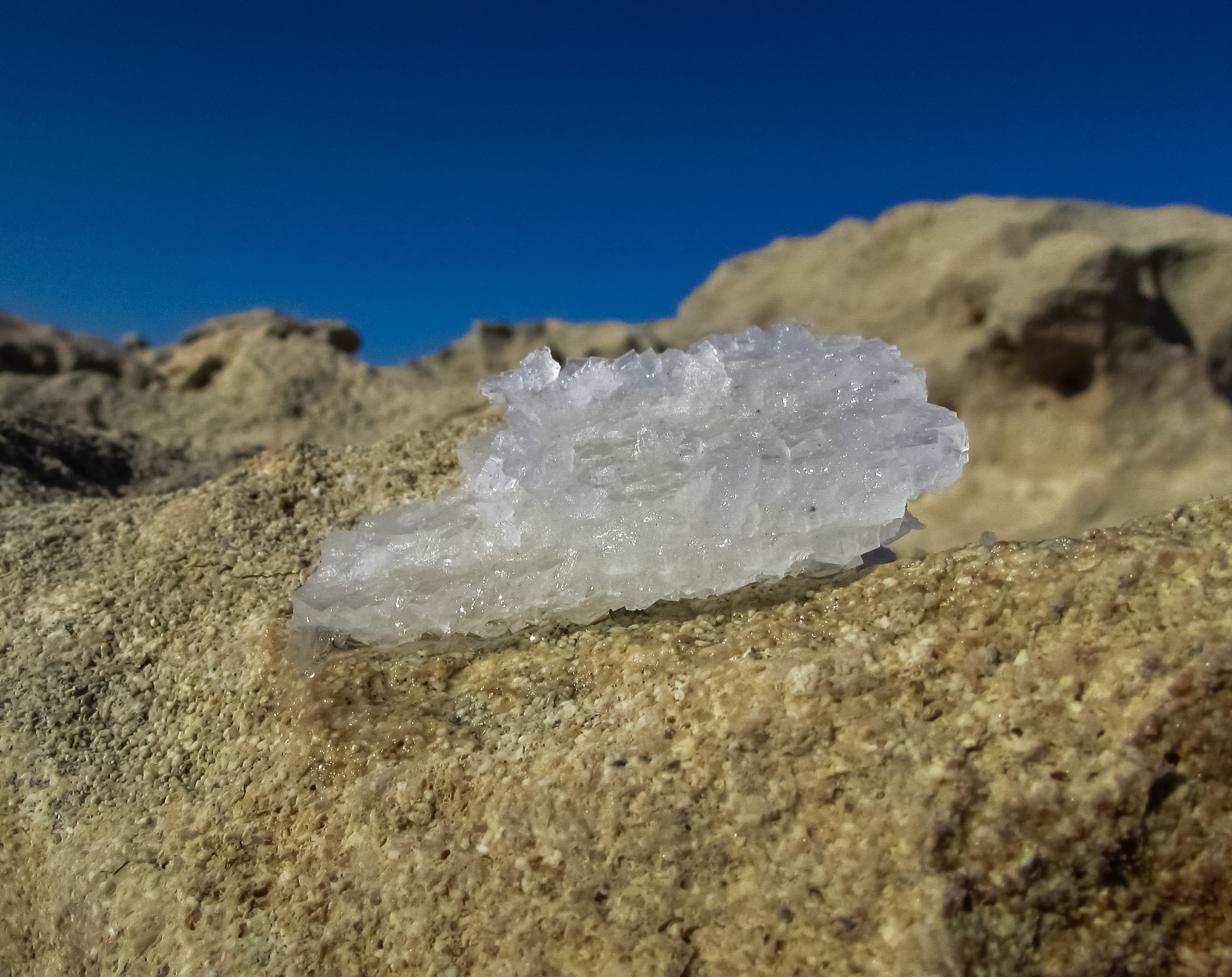 Природная минеральная соль. Поваренная соль минерал. Галит каменная соль. Хлорид натрия минерал. Поваренная соль Кристалл.