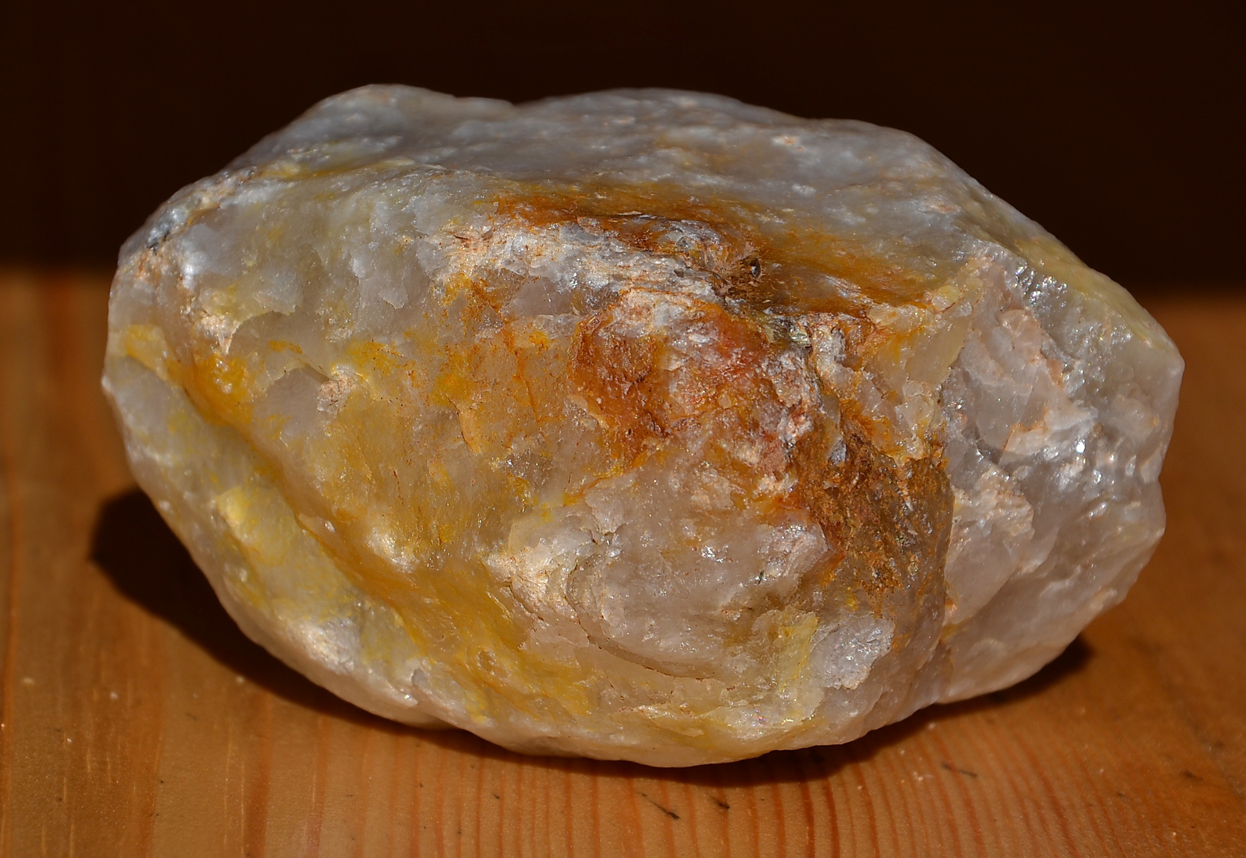Изжелта белые. Кварцит, кварц камень. Кварц минерал горный. Молочный кварц минерал. Кварц непрозрачный камень.