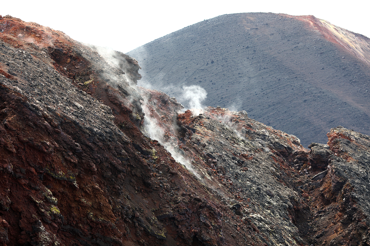 Породы вулканического происхождения. Вулканический шлак Камчатка. Вулканические породы на Камчатке. Туф вулканический шлак. Вулканический торф.