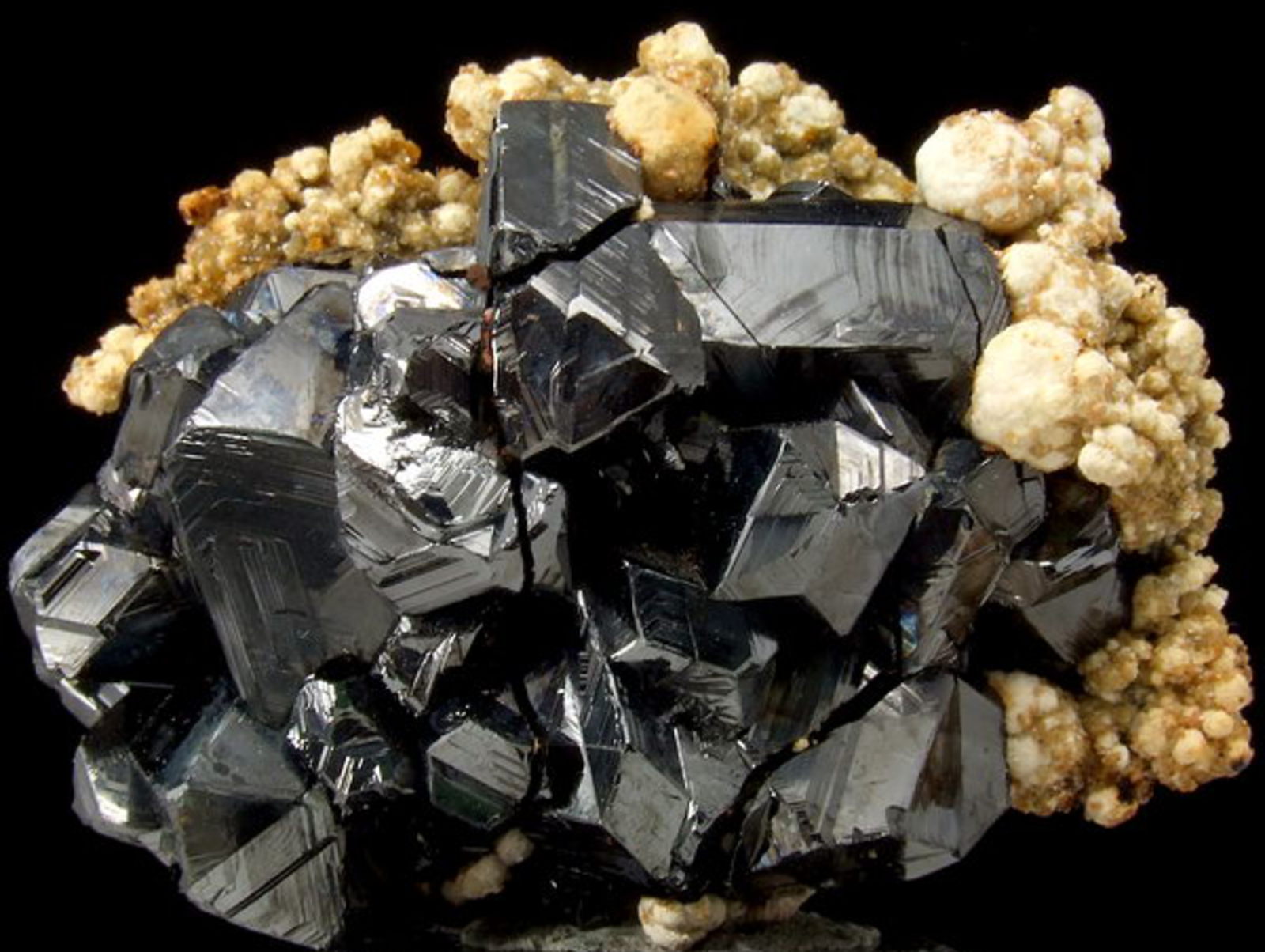 Minerals zinc. Сфалерит камень минерал. Сфалерит (цинковая обманка). Минералы сульфиды сфалерит. Минерал цинка сфалерит.