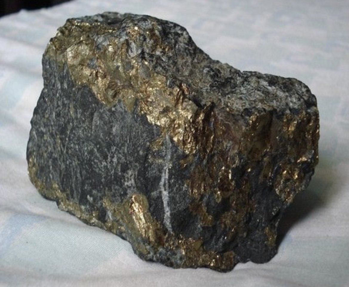 Благородные руды. Колчедан камень слюда. Пирит и халькопирит. Минерал самородок кварц. Золотосодержащая пирит сульфидная руда.