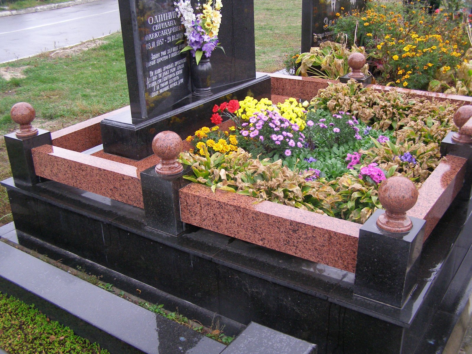 Ограждение на кладбище гранитный камень