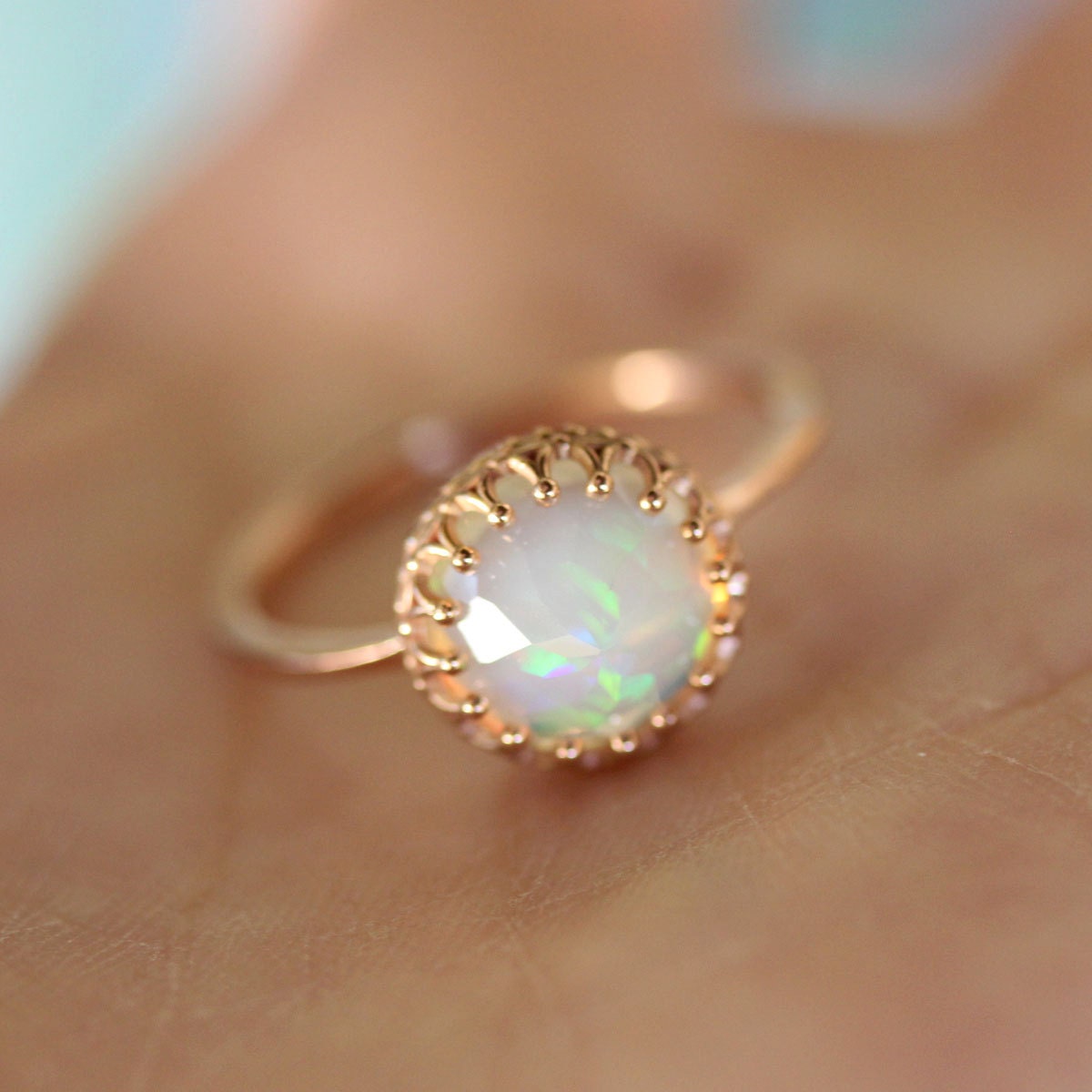 Золотое кольцо с камнем опал