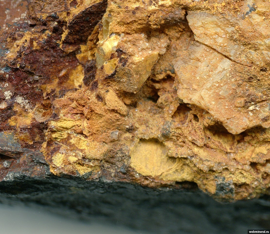 Золотоносные пески. Шерловогорское месторождение самоцветов. Кварц карбонатная жила. Желто-бурый кварц. Фармакосидерит минерал.