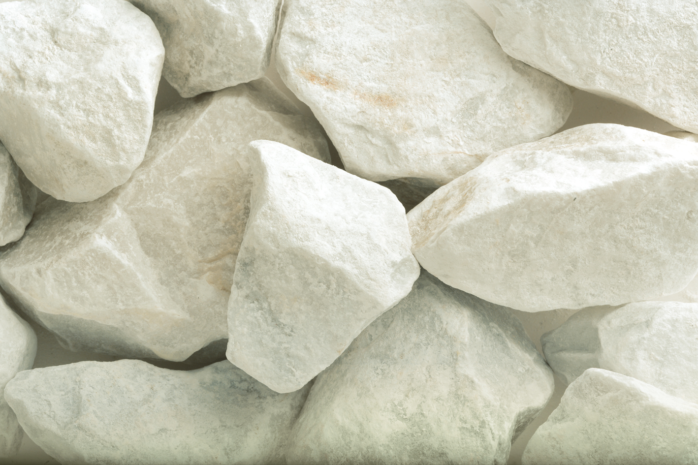 Белый колет. Белый мрамор камень. Кварцит камень. Мрамор камень необработанный. Колотый белый мрамор.